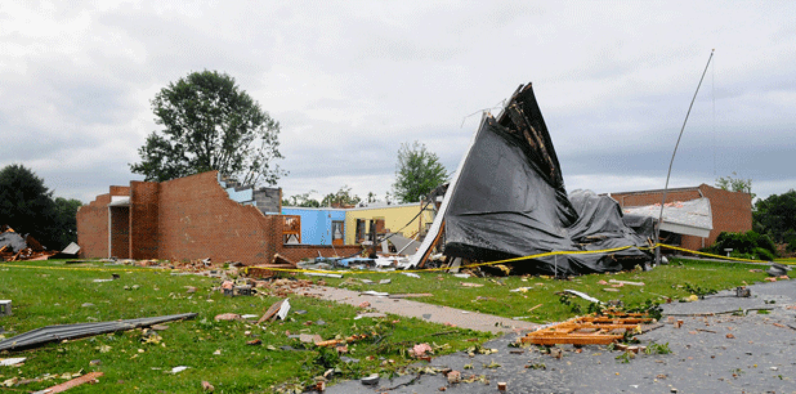 Uno de ellos arrancó el techo de una escuela primaria, confirmó el Servicio Meteorológico Nacional. (AP)