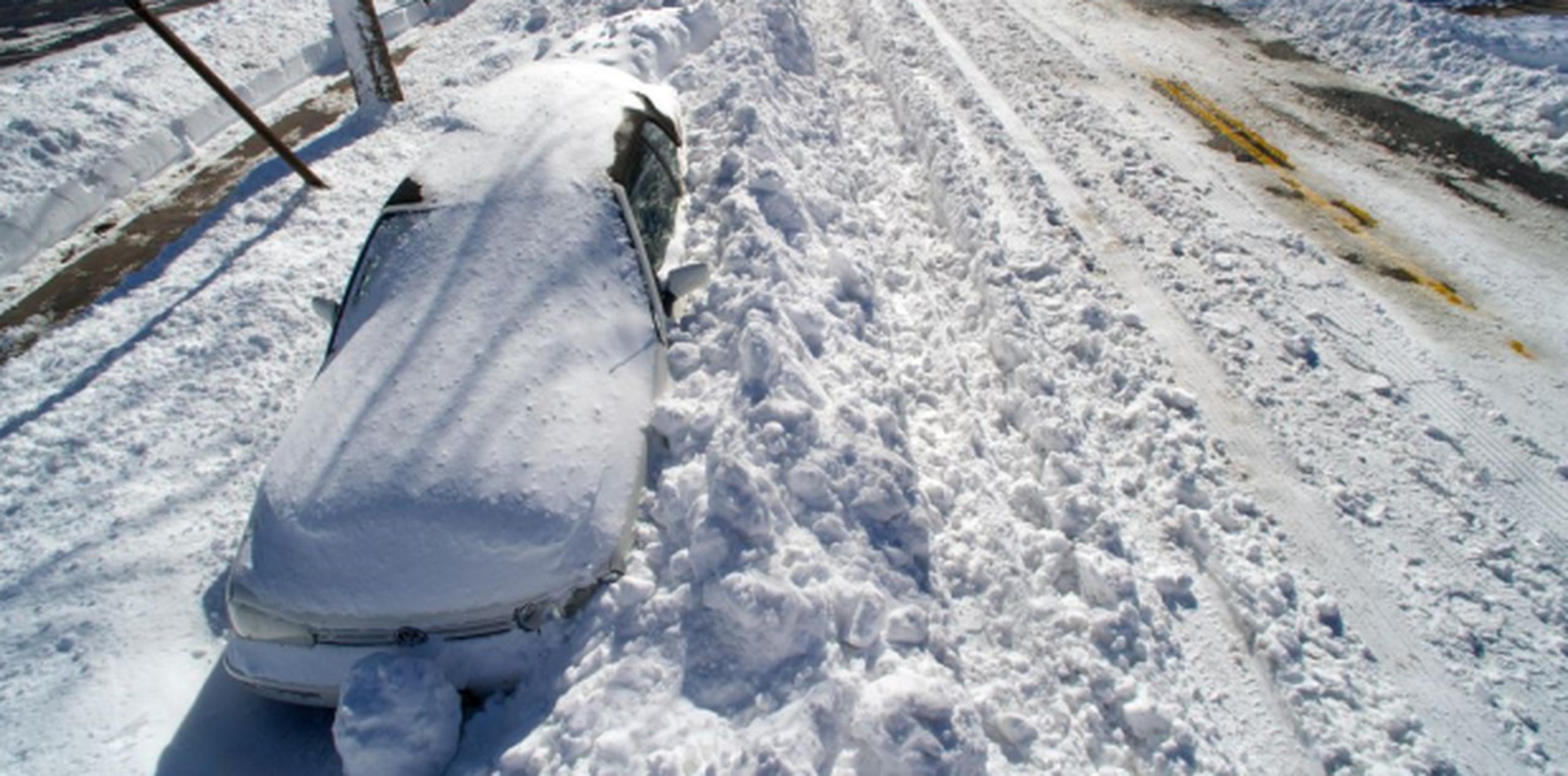 En algunos lugares se reportaron más de 30 pulgadas de nieve. (AP)