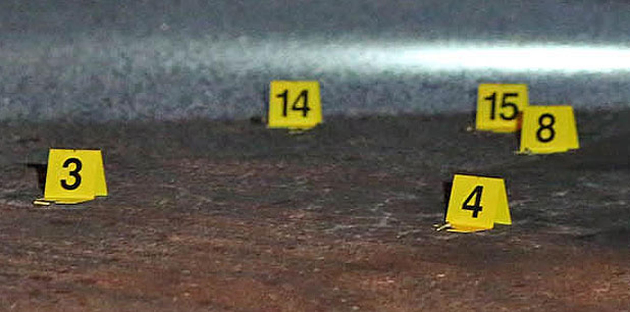 En una de las escenas del crimen, se ocuparon casquillos de rifle M-16, de calibre .40 y de rifle AK-47. (Archivo)