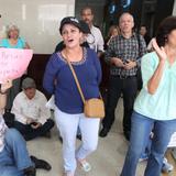 Educadores protestan dentro de las oficinas del Sistema de Retiro de Maestros
