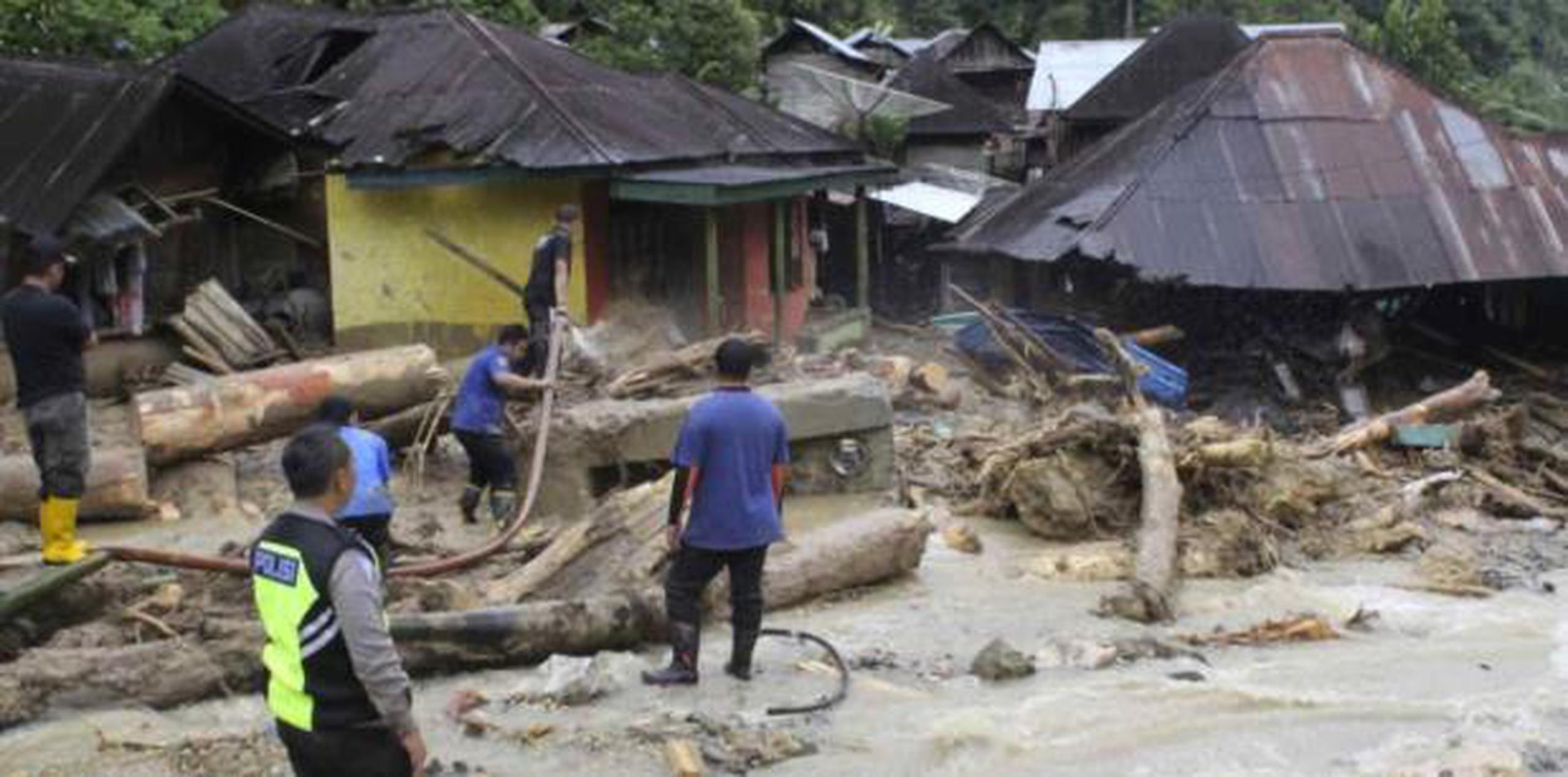 Las lluvias causan frecuentes deslaves e inundaciones repentinas en Indonesia, donde millones de personas viven en zonas montañosas o cerca de llanuras anegables.  (AP)