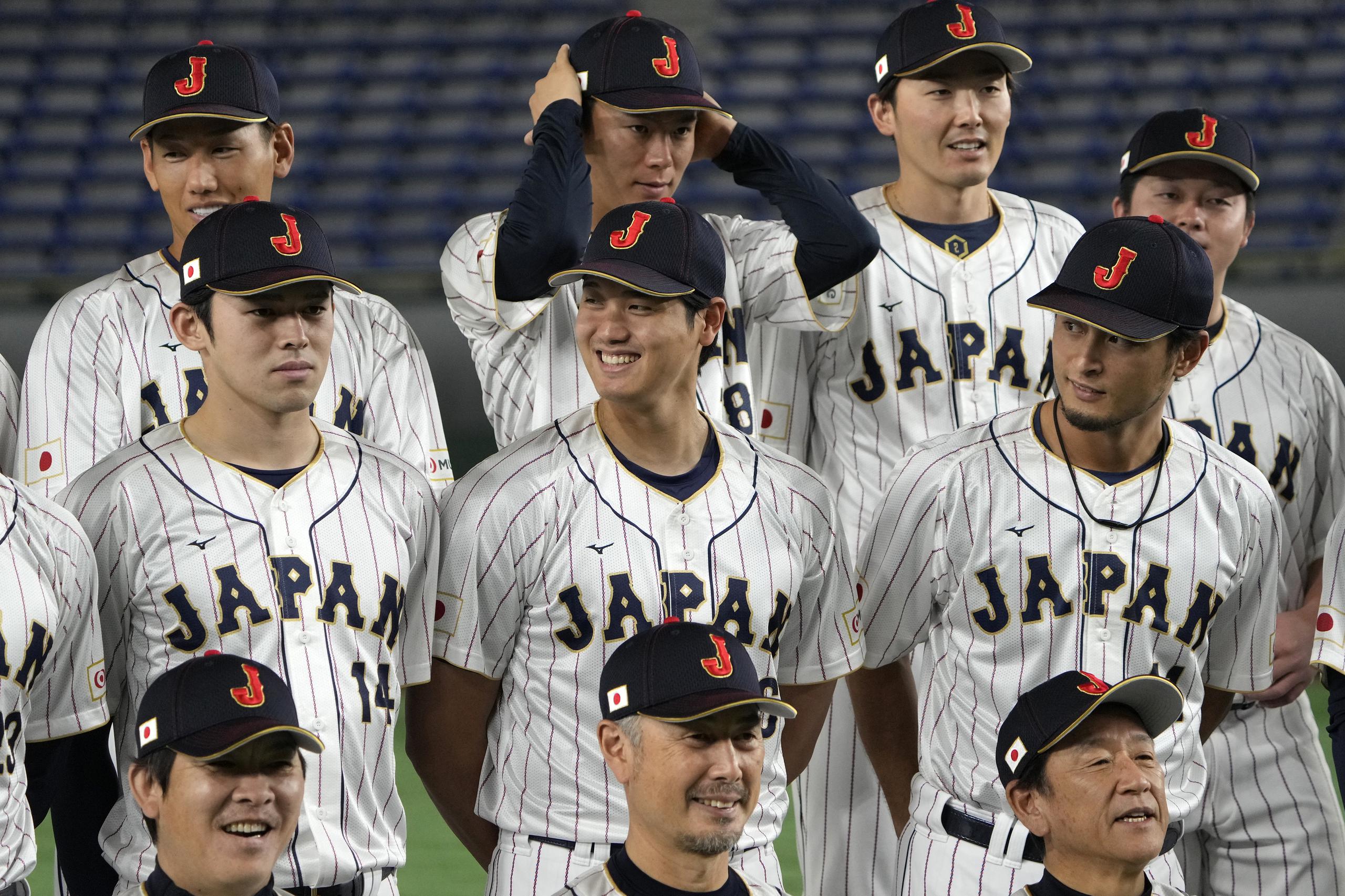 Shohei Ohtani (centro), Yu Darvish (derecha) y Roki Sasaki (izquierda), lanzadores de la selección de Japón, posan para un foto previo al debut en el Clásico Mundial de Béisbol.