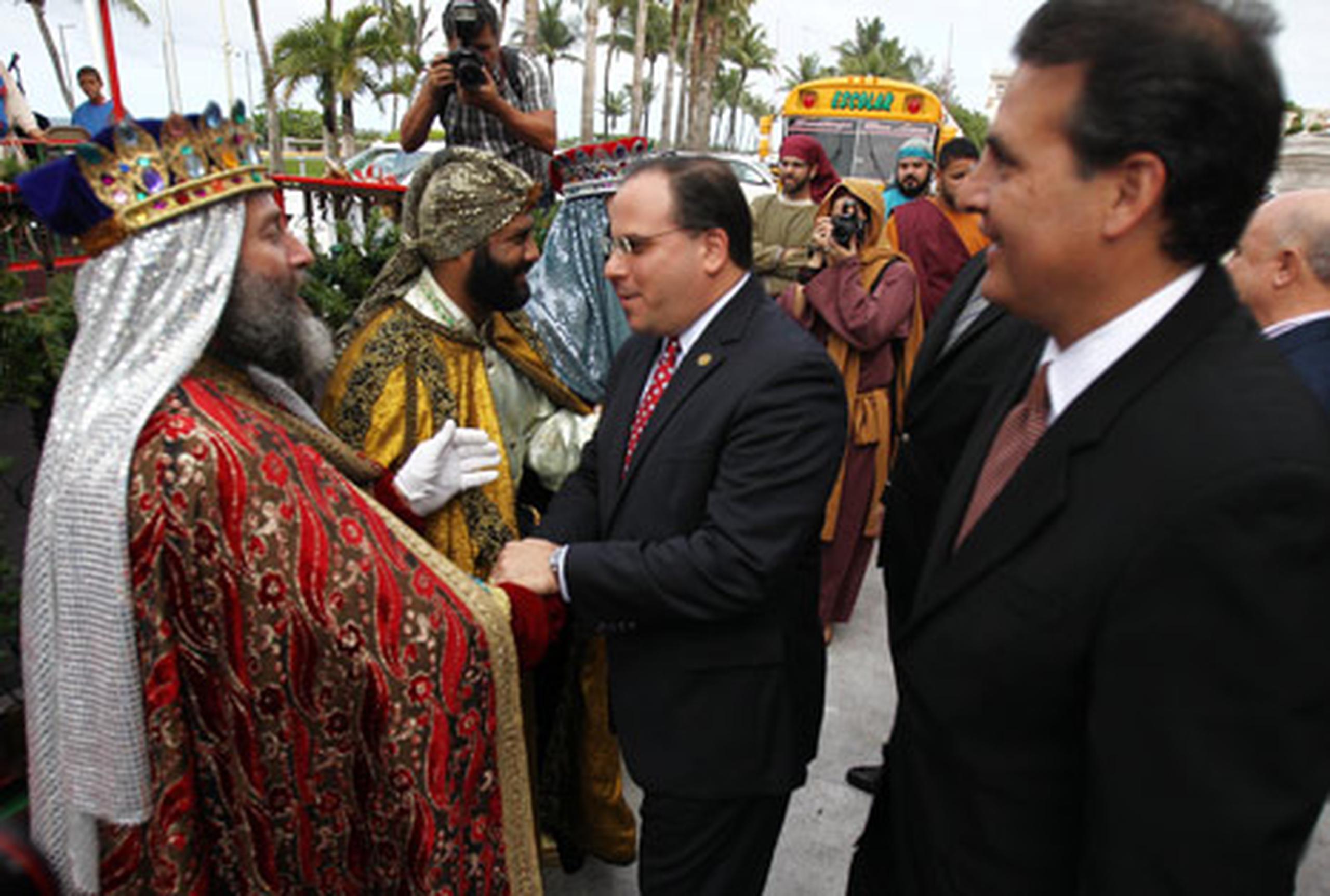 Los tres Reyes Magos de Juana Díaz visitaron esta tarde la Casa de las Leyes. (jose.candelaria@gfrmedia.com)