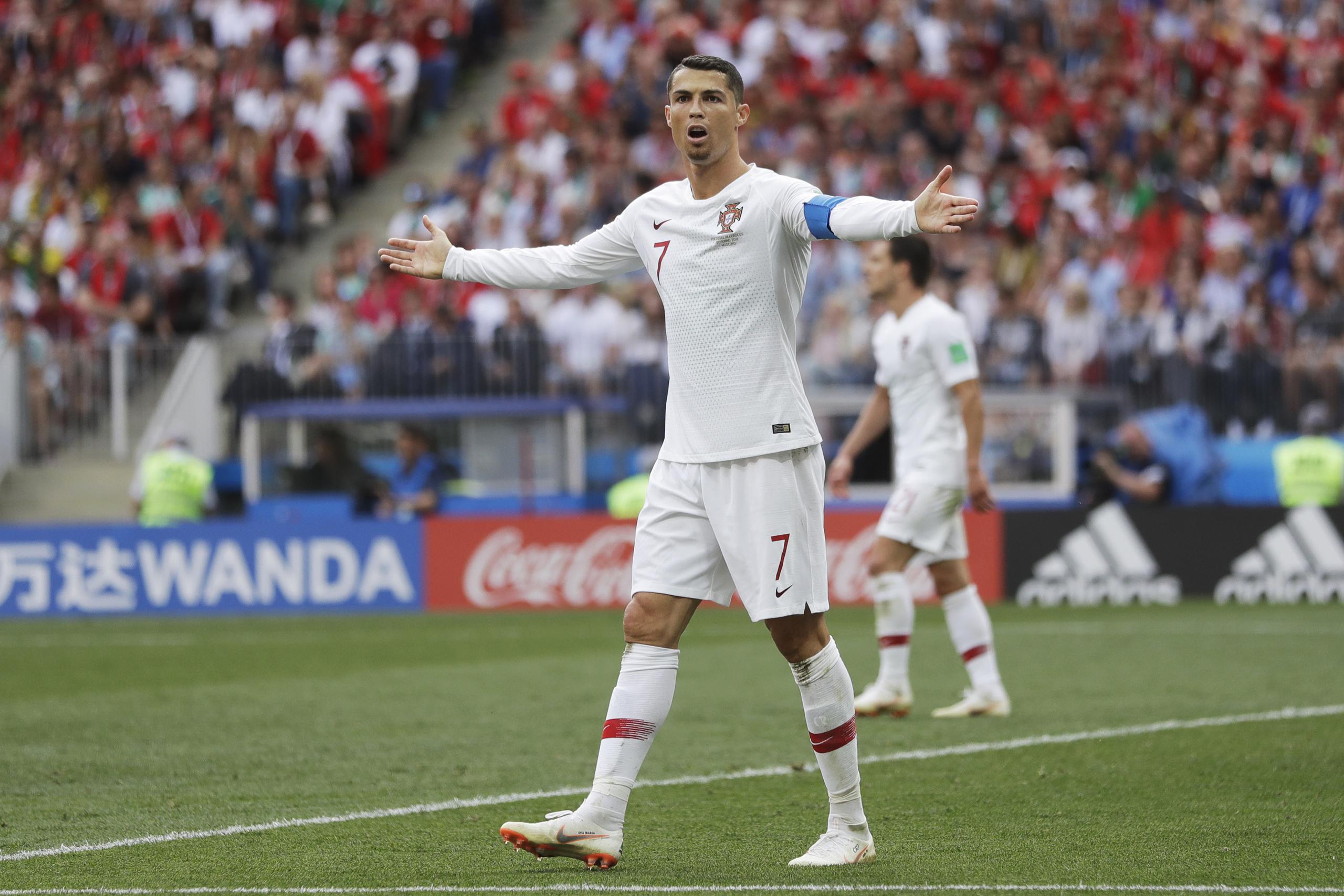 El portugués Cristiano Ronaldo (centro) reacciona durante el partido contra Marruecos por el Mundial de Rusia, en Moscú, el miércoles 20 de junio de 2018. 