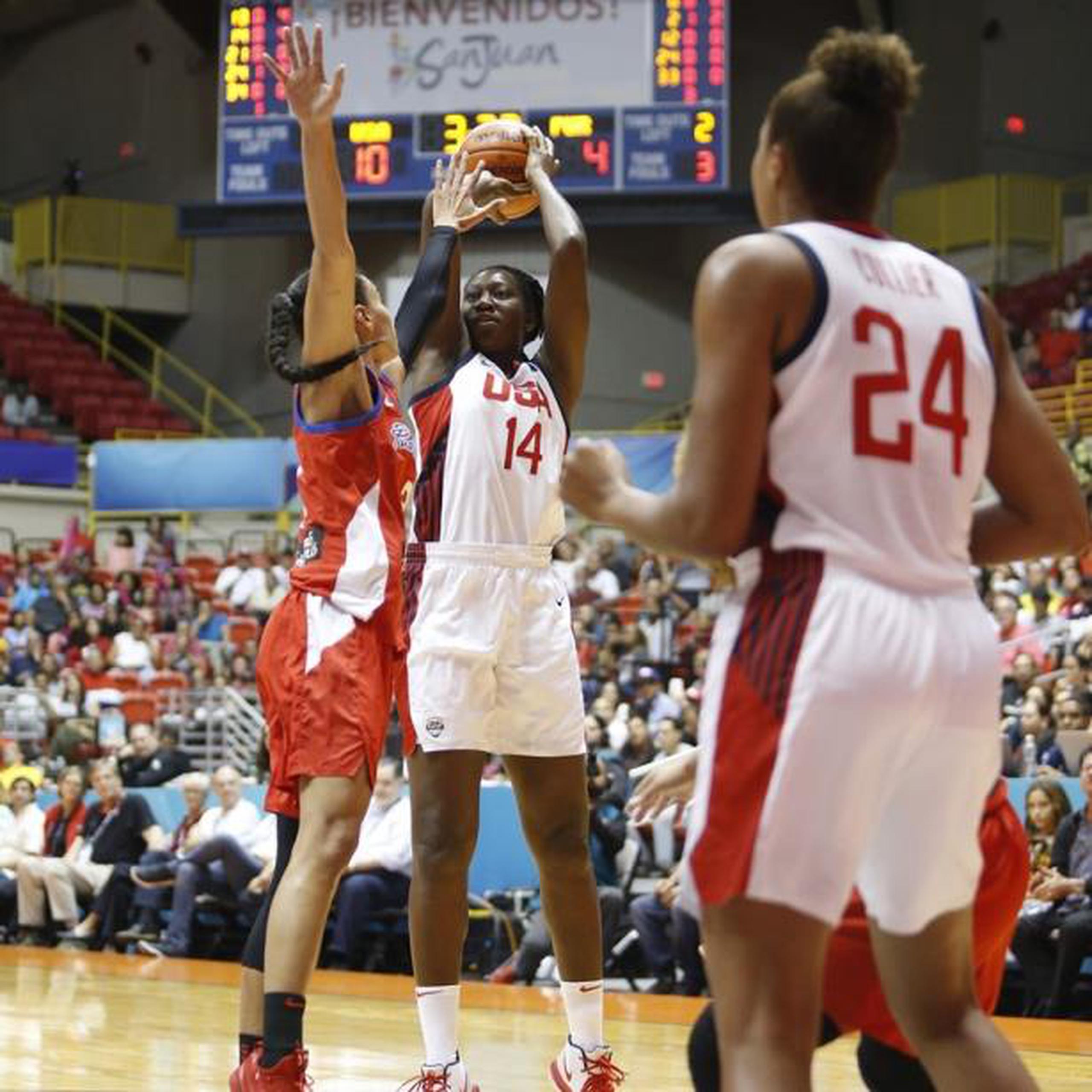 Tina Charles de Estados Unidos hace un intento sobre la defensa de una jugadora boricua. Charles anotó 14 puntos en el partido. (FIBA)