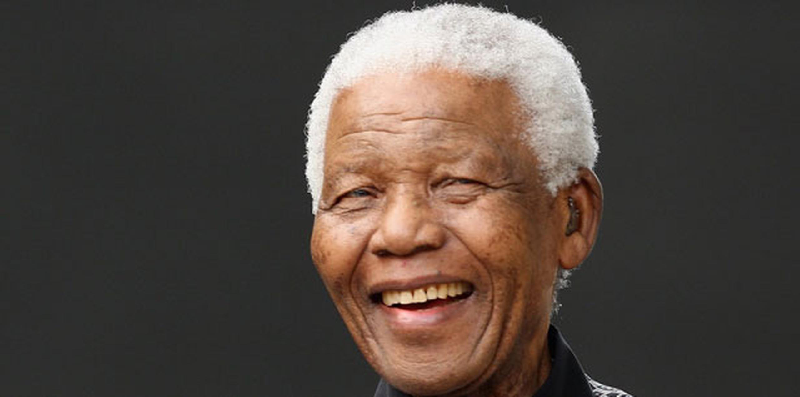 Elegido como presidente en 1994, Mandela afianzó desde la presidencia una improbable paz racial, después de más de cuatro décadas de dominación racista de la minoría blanca de Sudáfrica. (Archivo)