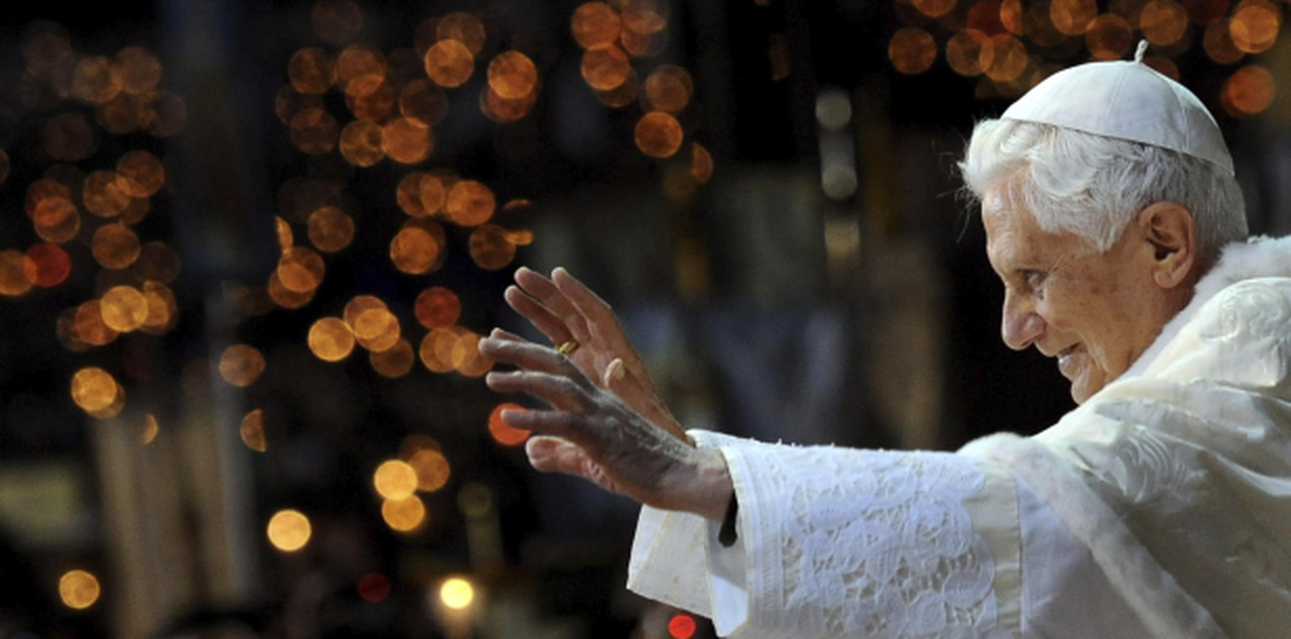 Benedicto XVI se mueve a veces gracias a un andador para "sentirse más seguro y autónomo". (EFE / Ettore Ferrari)