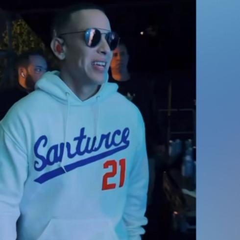 Omar Courtz estalla de emoción por sorpresa de Daddy Yankee 