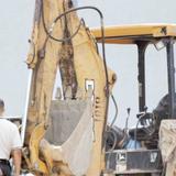Roban dos excavadoras de un cementerio en Bayamón