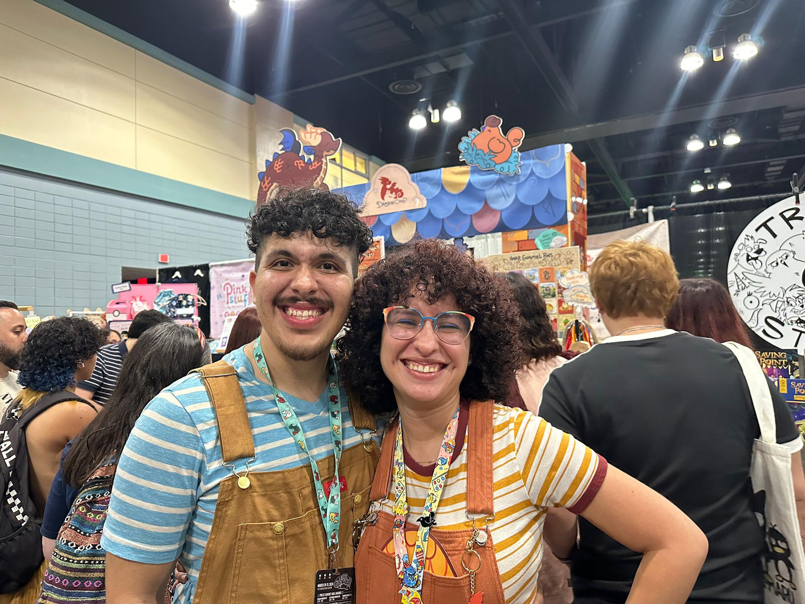 Gabriel Méndez y Paula Martínez cuidan su “granja de dragones” en el Puerto Rico Comic Con.