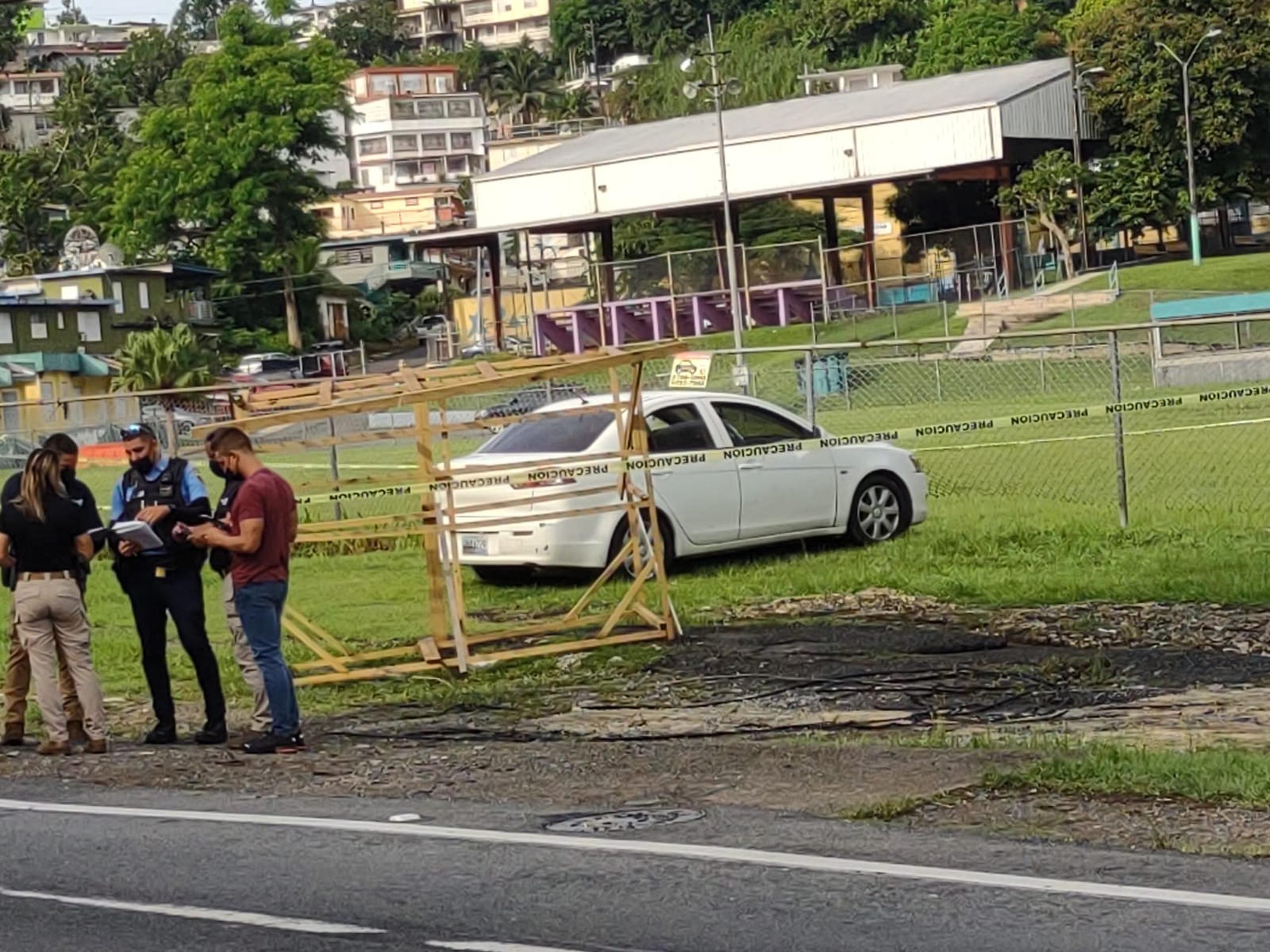 Dos hombres fueron asesinados a balazos en el interior de un automóvil frente al parque de pelota del barrio Tortugo, en Río Piedras.