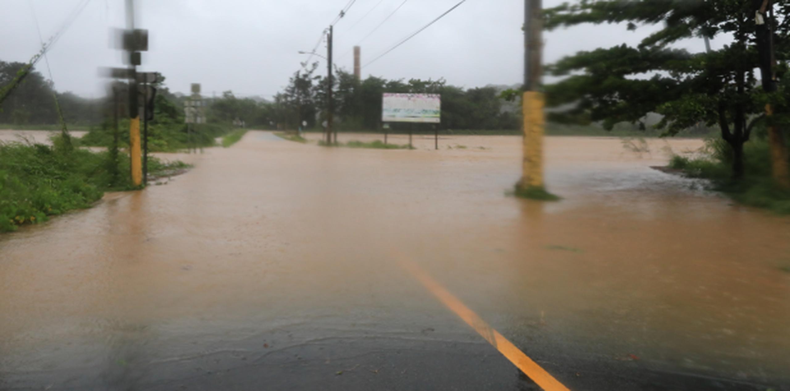Segmento de la carretera PR-676 inundada. (xavier.araujo@gfrmedia.com)