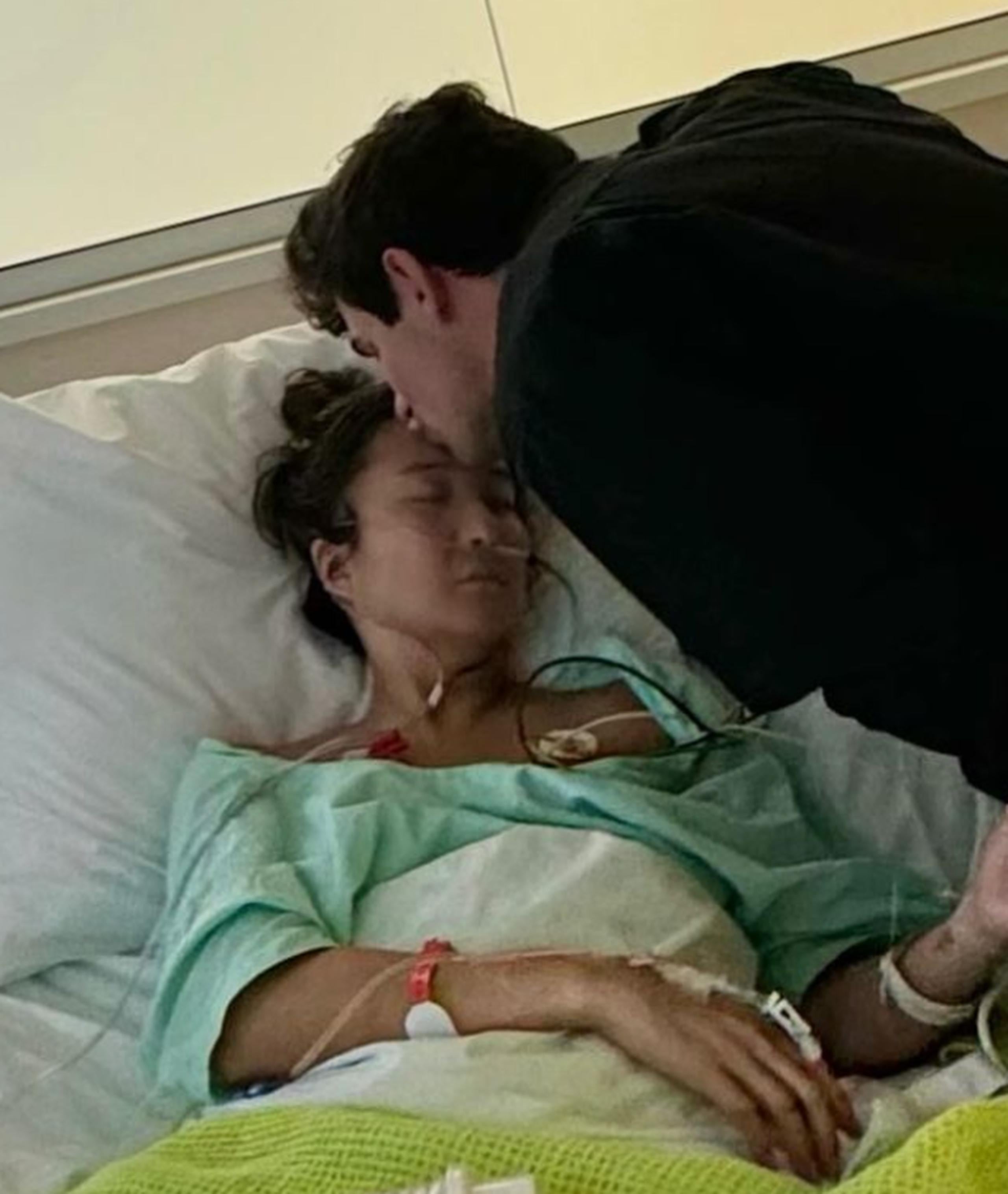 Ashley Park recibe un beso de su pareja Paul Forman durante su hospitalización por un shock séptico.