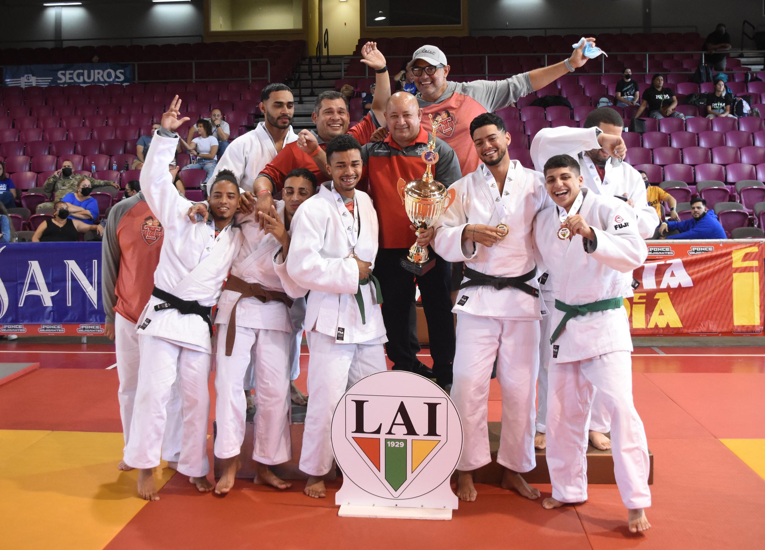 Los campeonas de la UAGM posan tras a conquista del campeonato global.