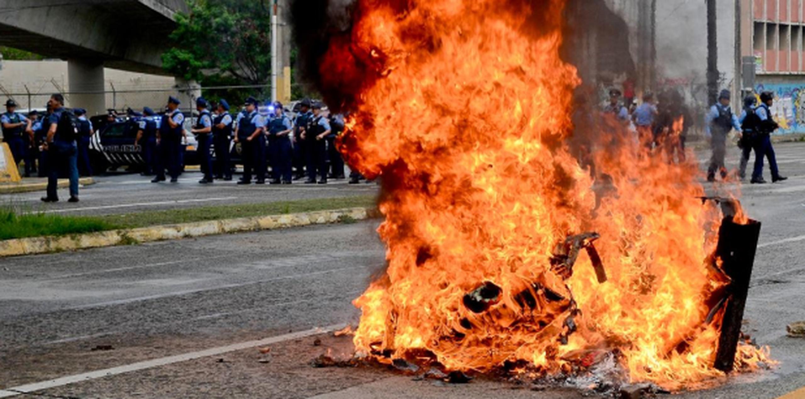 El ambiente era de verbena cuando, por la avenida Muñoz Rivera, se pudo ver una escaramuza entre agentes de la División de Operaciones Tácticas y los manifestantes. (gerald.lopez@gfrmedia.com)