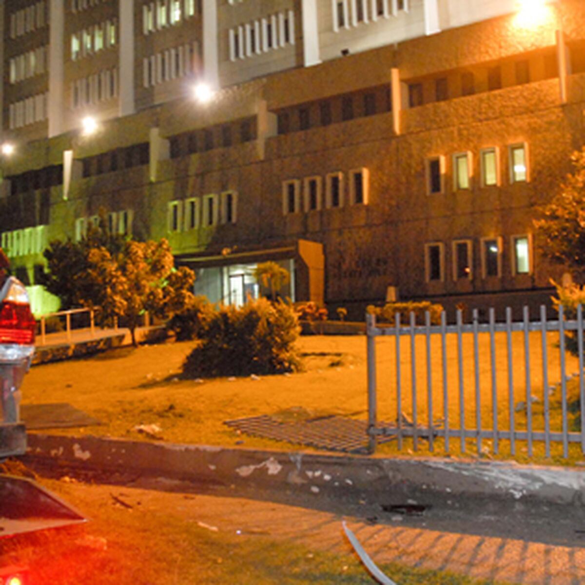 Joven choca contra la verja del Cuartel General de la Policía Primera