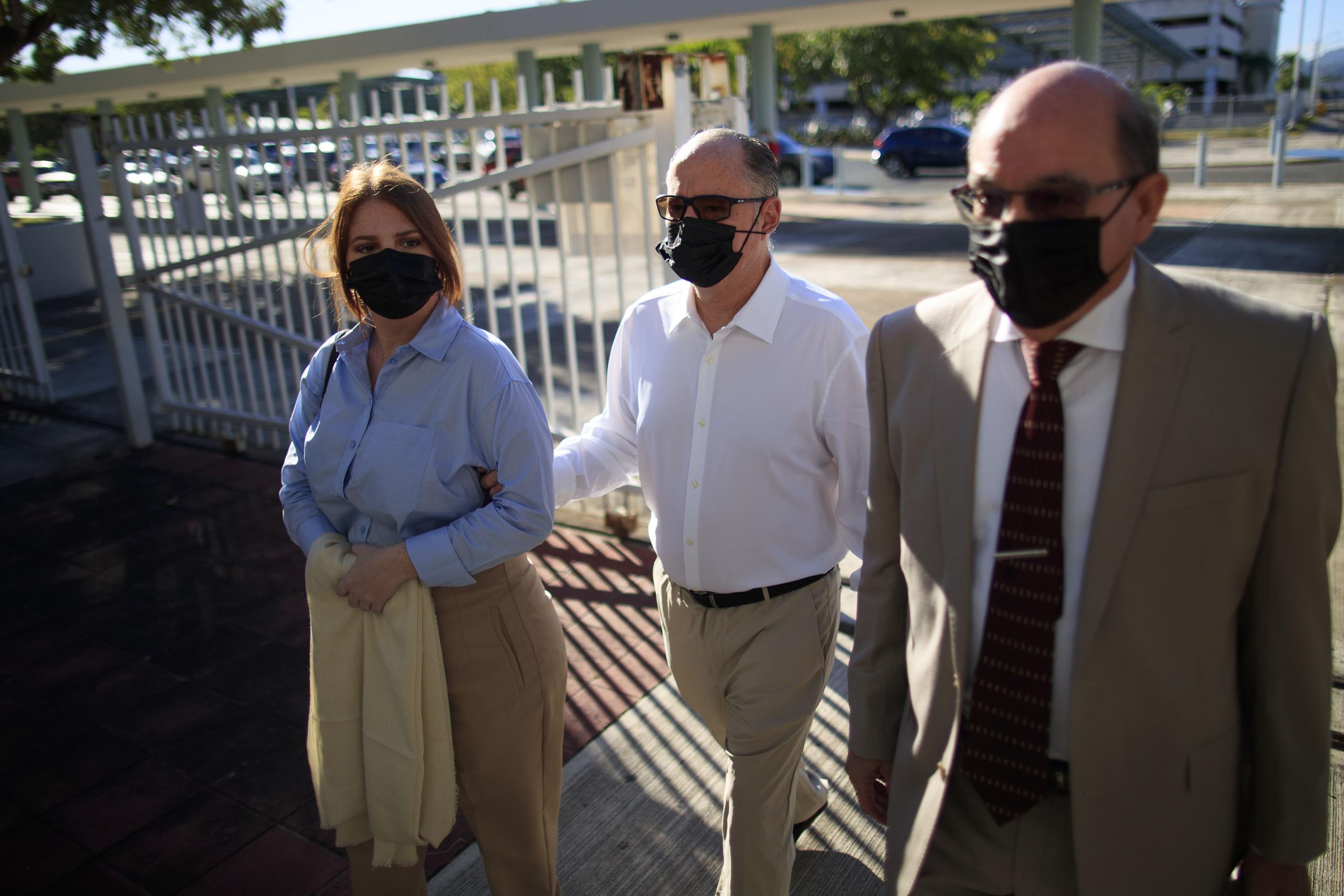 Pablo Casellas, al centro, llega al tribunal acompañado de una de sus hijas y su abogado.