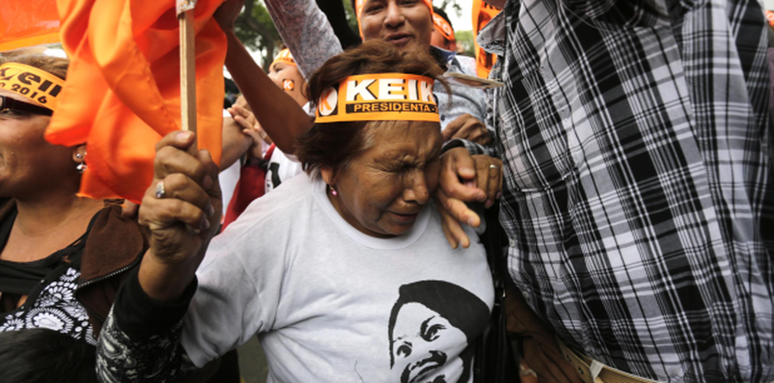 Una simpatizante de Keiko Fujimori luce emocionada en la espera de resultados de las elecciones peruanas. (AP)