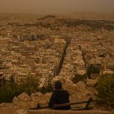 Nubes de polvo procedentes del norte de África tiñen de naranja la capital griega