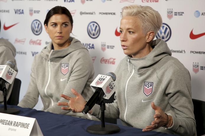 En esta foto del 24 de mayo del 2019, Alex Morgan y Megan Rapinoe, de la selección femenina de fútbol de Estados Unidos, hablan con los reporteros en conferencia de prensa. El martes 22 de febrero del 2022, las jugadoras llegan a un acuerdo de igualdad de pago con la Federación.
