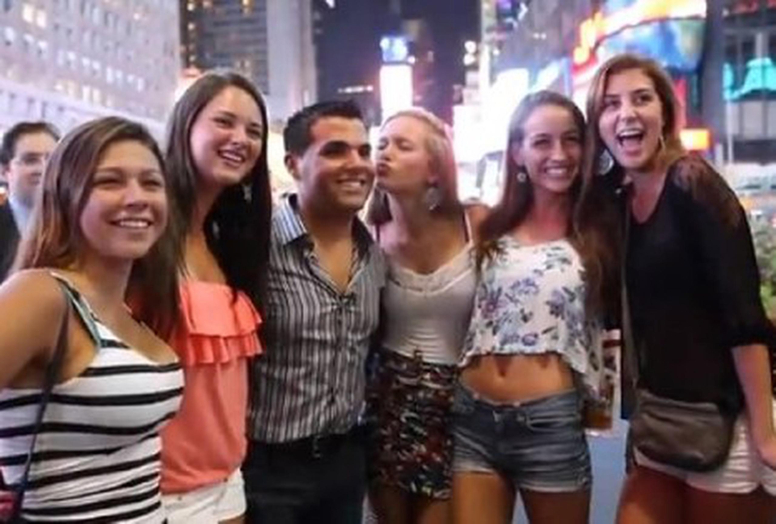 A medida que el grupo recorrió Times Square, decenas de curiosos se reunieron y algunos hasta pidieron les tomaran fotos con él. (YouTube)