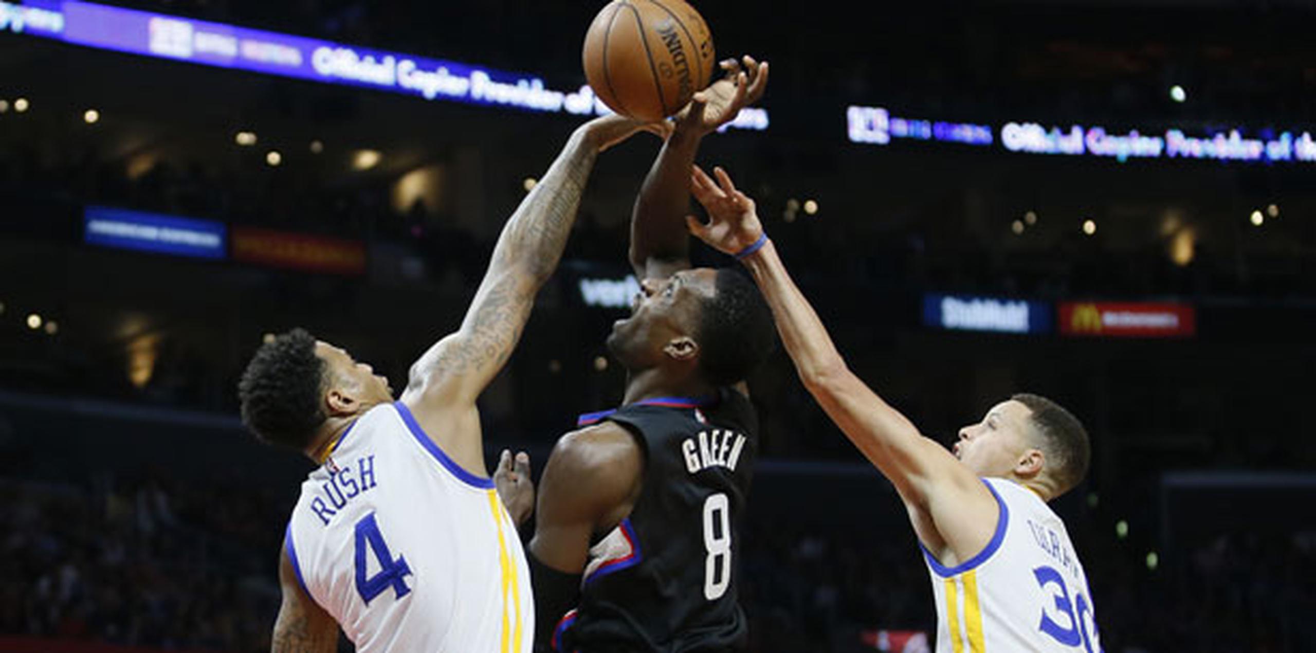 Por los Warriors, Kyle Thompson terminó con 32 puntos y Stephen Curry con 22, mientras que Draymond Green tuvo su undécimo triple doble de la temporada, con 18 puntos, 11 rebotes y 10 asistencias. (AP Photo/Danny Moloshok)
