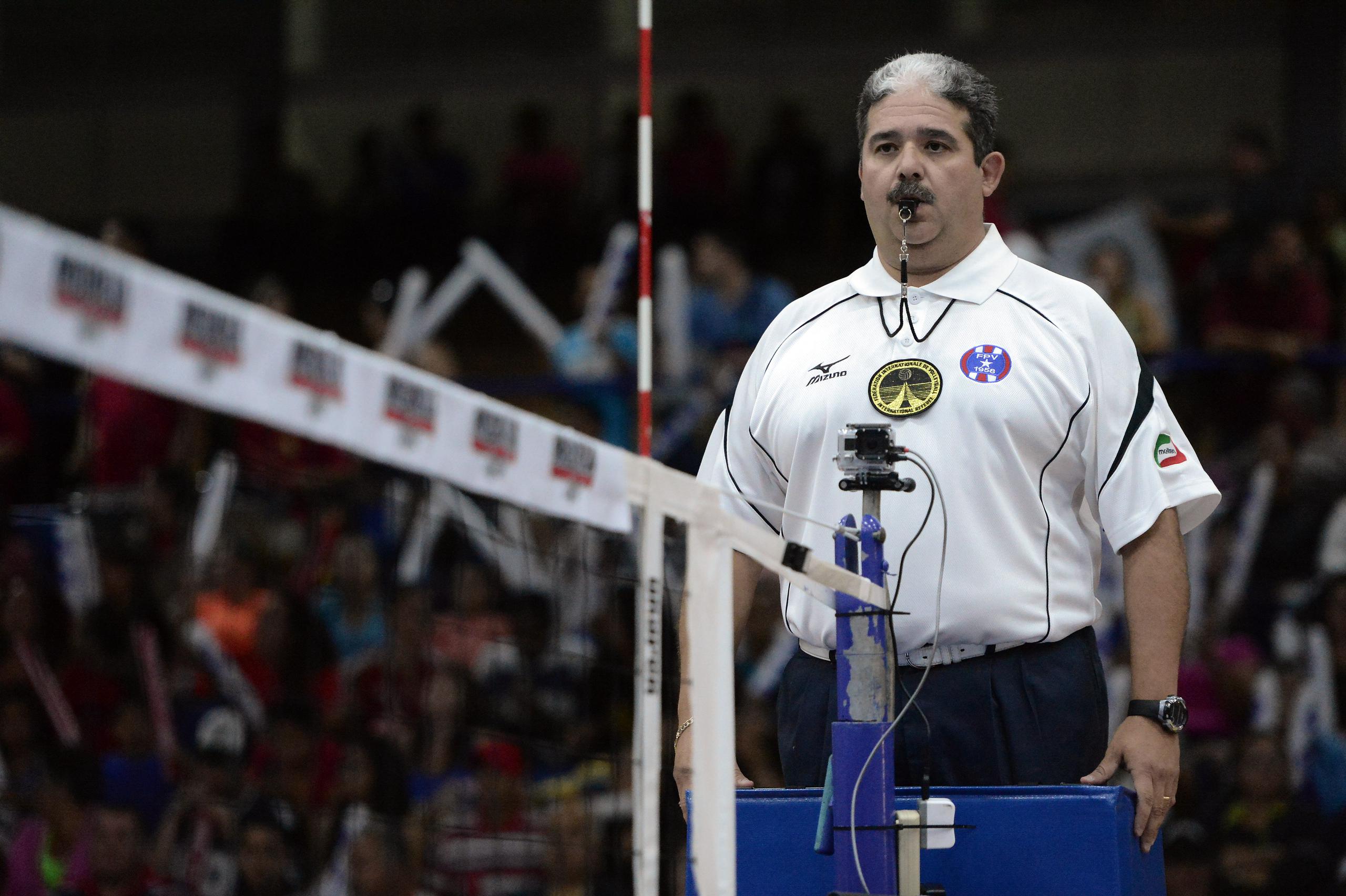 Arnaldo Piñero se despidió del arbitraje en partidos luego de haber debutado en el 1990 y de haber comenzado como juez de línea en el 1987. Ahora se dedicará a tiempo completo al puesto de director de arbitraje de la Federación Puertorriqueña de Voleibol.