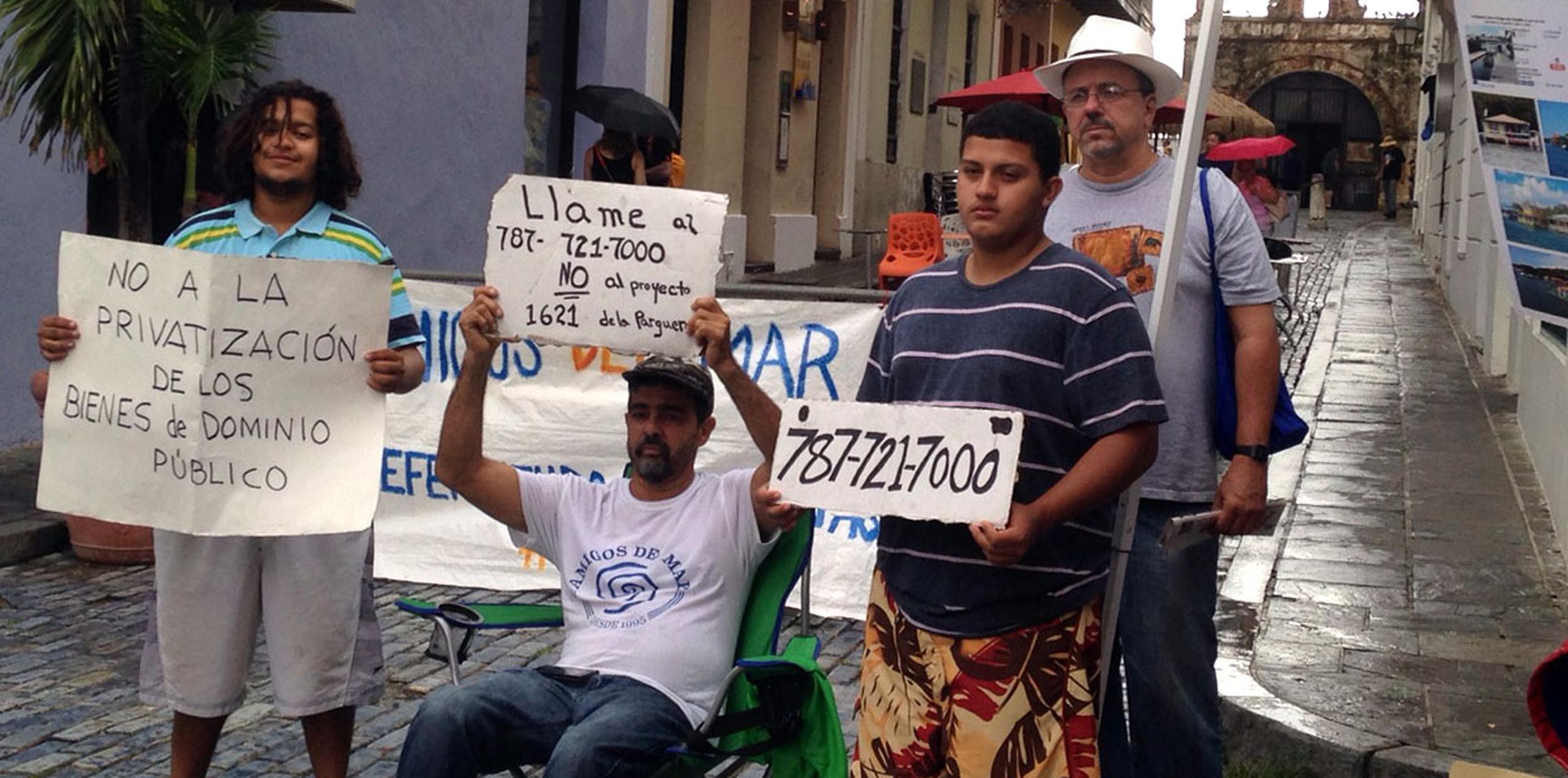 El activista Alberto de Jesús Mercado, mejor conocido como Tito Kayak, inició ayer en la mañana una huelga de hambre y vigilia, y se mantiene en el Viejo San Juan junto a un grupo de manifestantes.