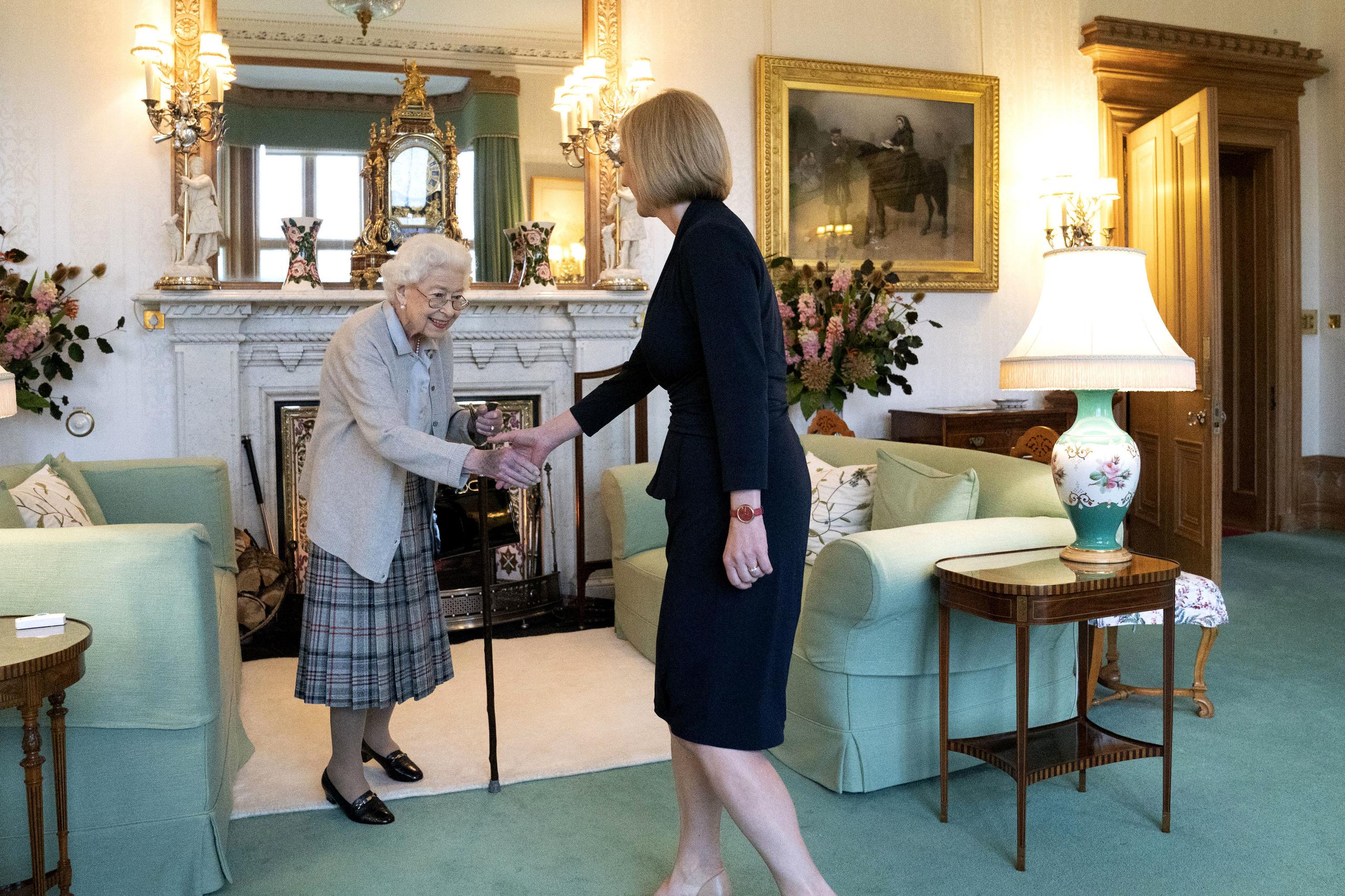 La reina Elizabeth II da la bienvenida a Liz Truss durante una reunión en Balmoral, Escocia, donde invitó a la nueva líder electa del Partido Conservador a convertirse en Primer Ministra y formar un nuevo gobierno.