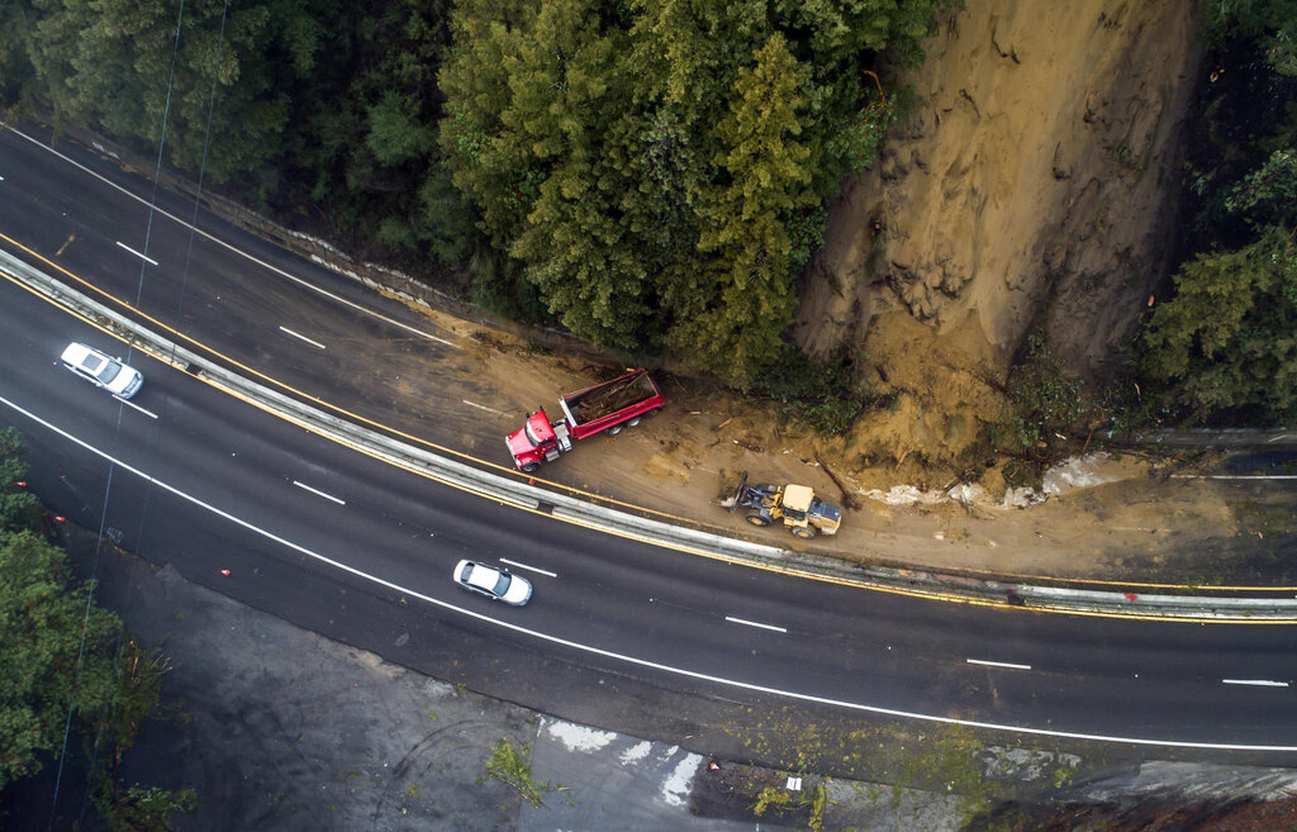 Labores para despejar un deslizamiento de lodo en la autopista 17 en las montañas de Santa Cruz, al sur de Glenwood Drive en Scott's Valley, California, el 9 de enero de 2023.