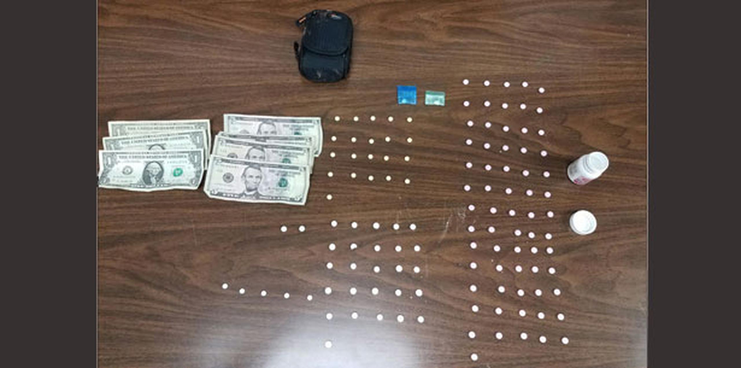 Al momento del arresto, al detenido, de 20 años, se le ocuparon dos bolsitas con cocaína, el cigarrillo de marihuana que fumaba, 119 pastillas de medicamentos controlados y $23 en efectivo. (Suministrada)
