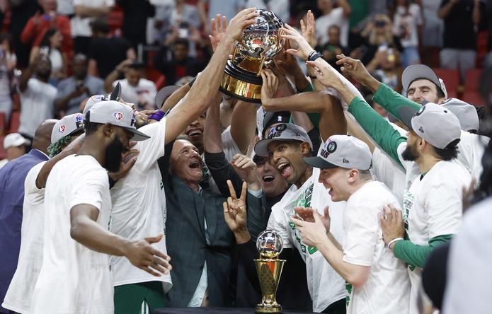 Los jugadores de los Celtics de Boston Celtics celebran el título de la Conferencia Este después de vencer al Heat de Miami en siete partidos.