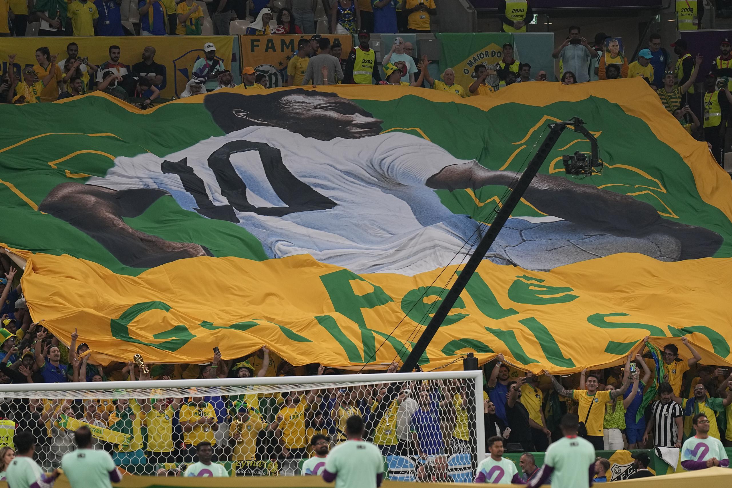 Durante un partido entre Camerún y Brasil, los fanáticos desplegaron una enorme bandera deseándole una pronta recuperación a Pelé, quien está hospitalizado en Brasil.