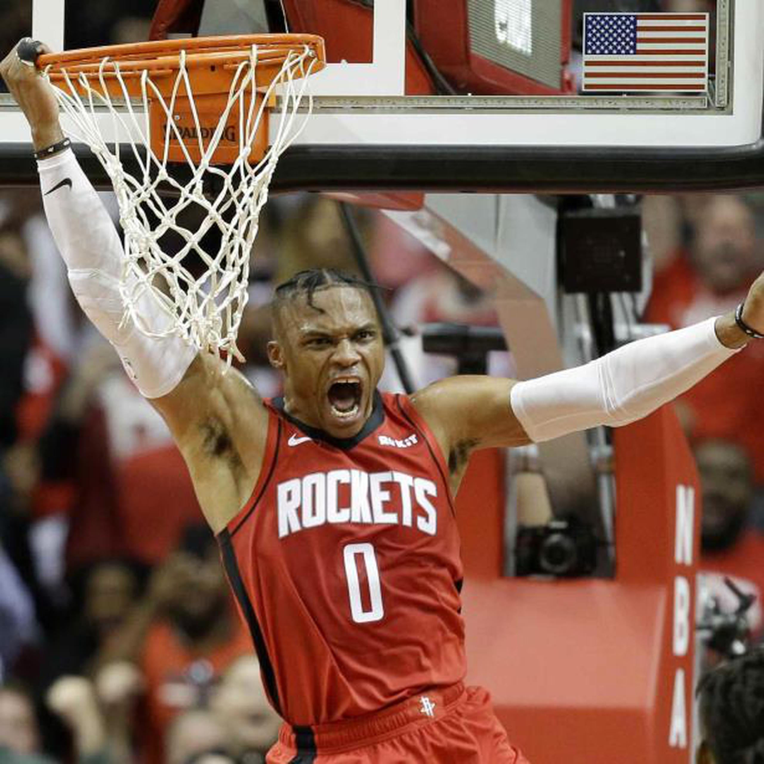 Russell Westbrook realizó un espectacular donqueo en un pase de James Harden durante su primer juego juntos con los Rockets, que sin embargo fueron derrotados el jueves por Giannis Antetokounmpo y los Bucks de Milwaukee. (AP / Eric Christian Smith)
