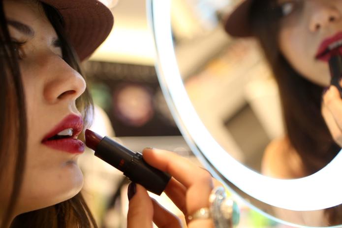 La actriz Gwyneth Paltrow ha sumado su voz a las organizaciones que demandan al gobierno de Estados Unidos leyes estrictas para vetar la presencia de plomo en los lápices de labios y otros productos de belleza.