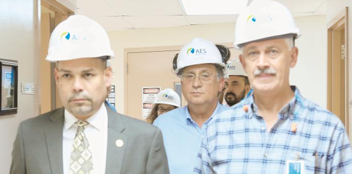 Carlos J. Rodríguez Mateo y miembros de la Comisión, realizaron un recorrido por la Planta procesadora de carbón AES. (SUMINISTRADA)
