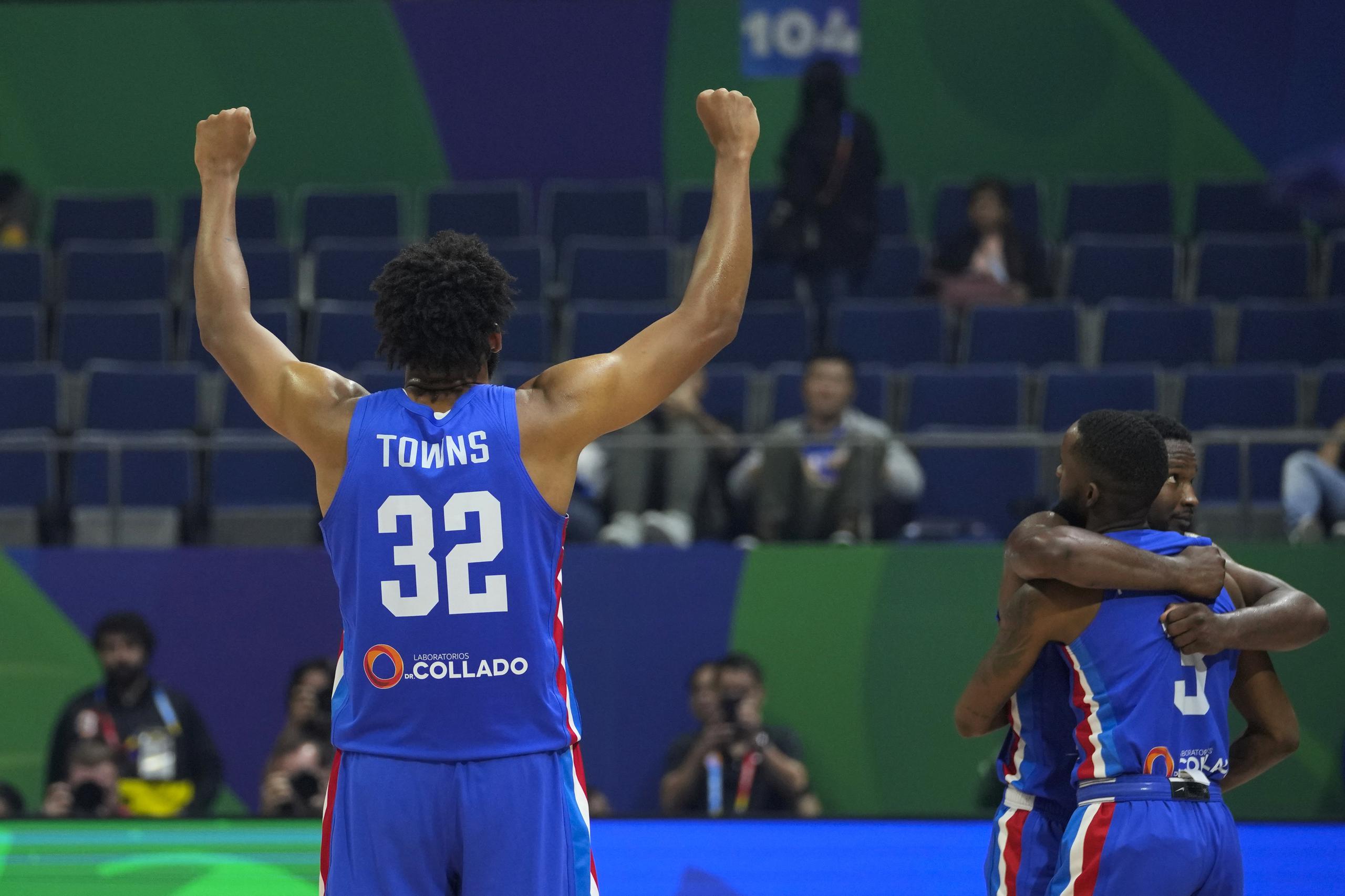 Karl-Anthony Towns (32) y sus compañeros celebran el pase de la República Dominicana a la segunda ronda de la Copa de Mundo FIBA.
