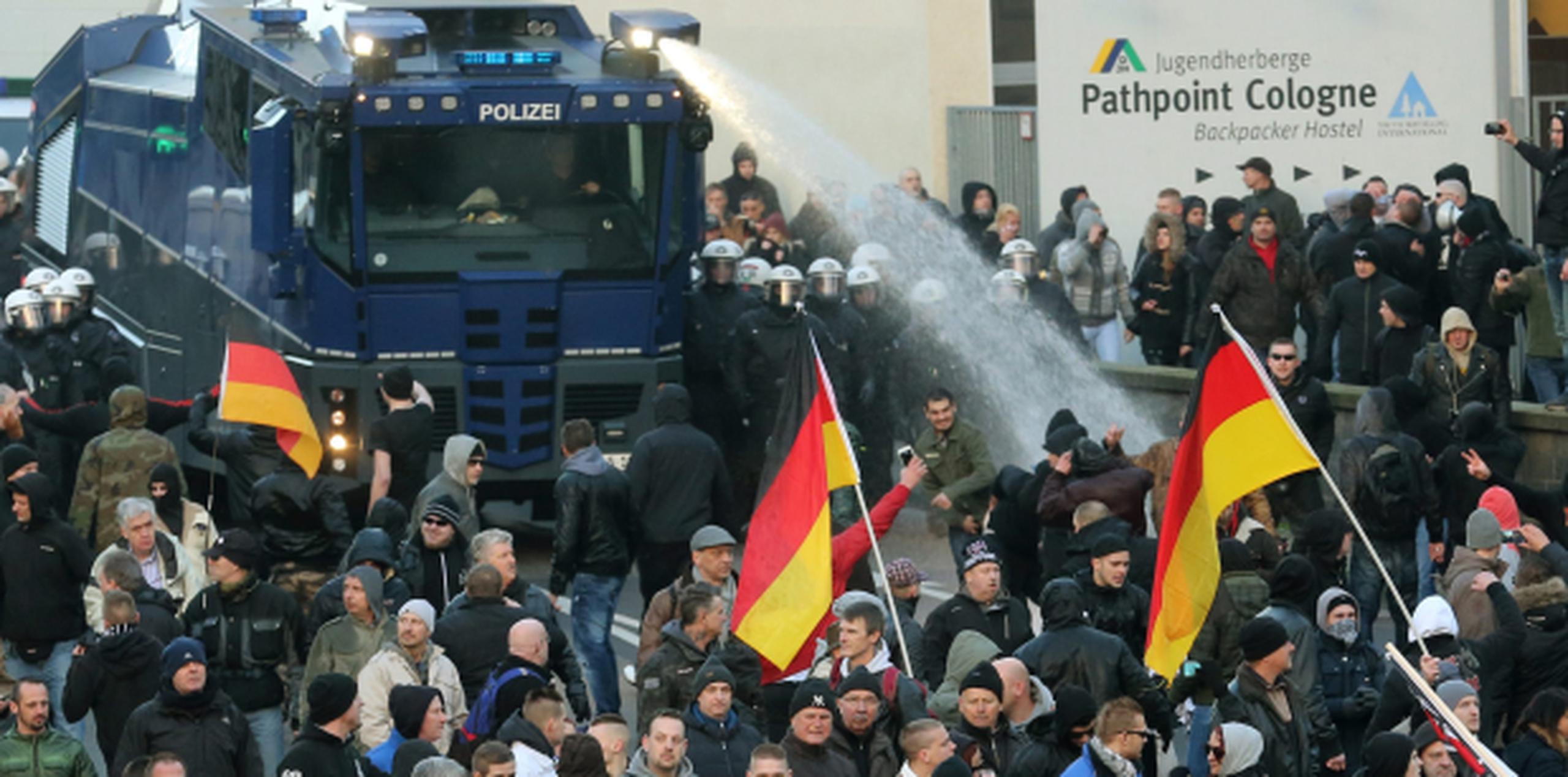 En medio de la tensión creada por los sucesos de Colonia, un grupo xenófobo convocó a una manifestación que fue disuelta por los agentes antidisturbios con cañones de agua. (AP)