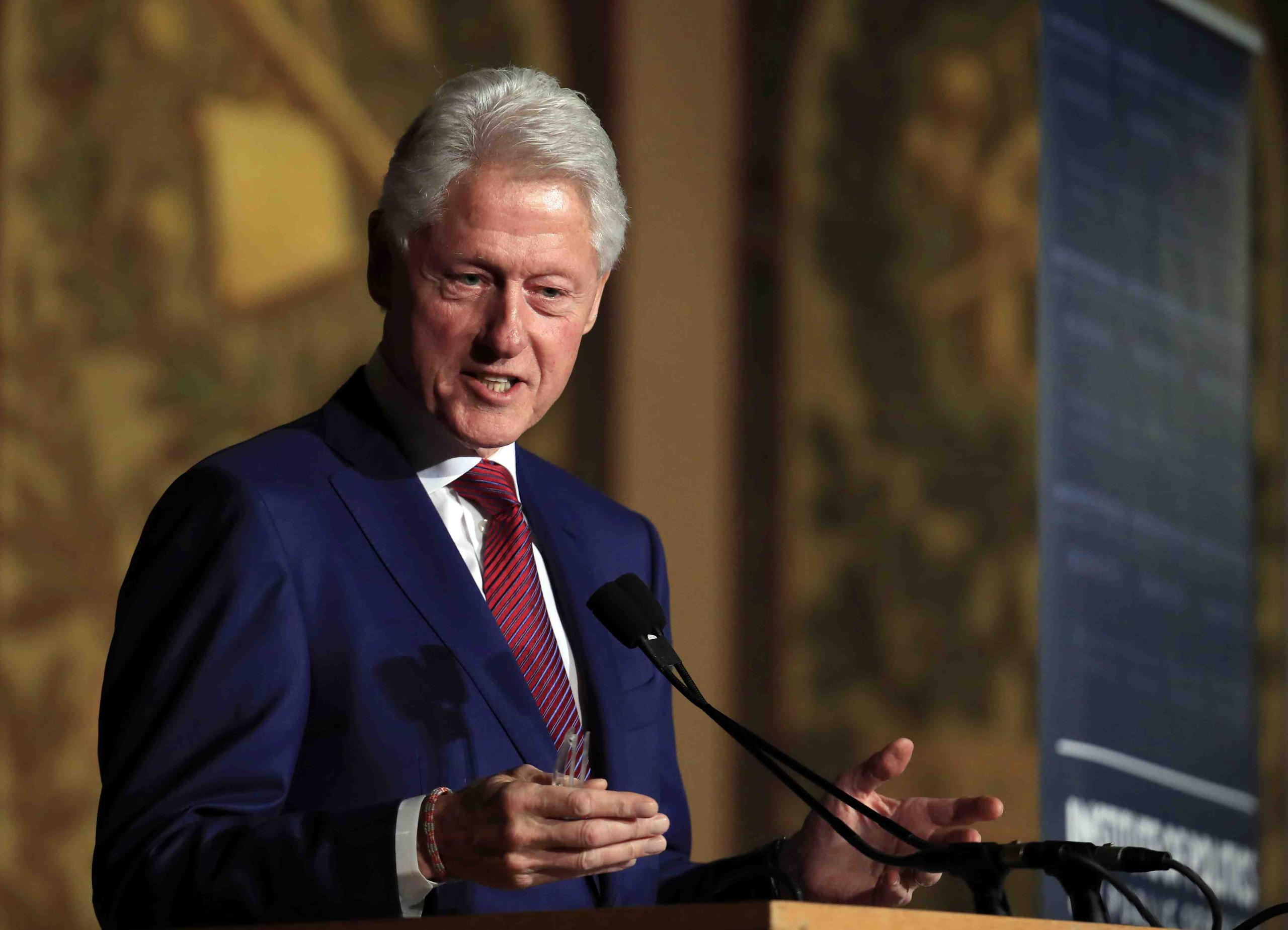 Clinton causó revuelo con el escándalo de su relación extramarital con la becaria de la Casa Blanca, Monica Lewinsky. (AP)