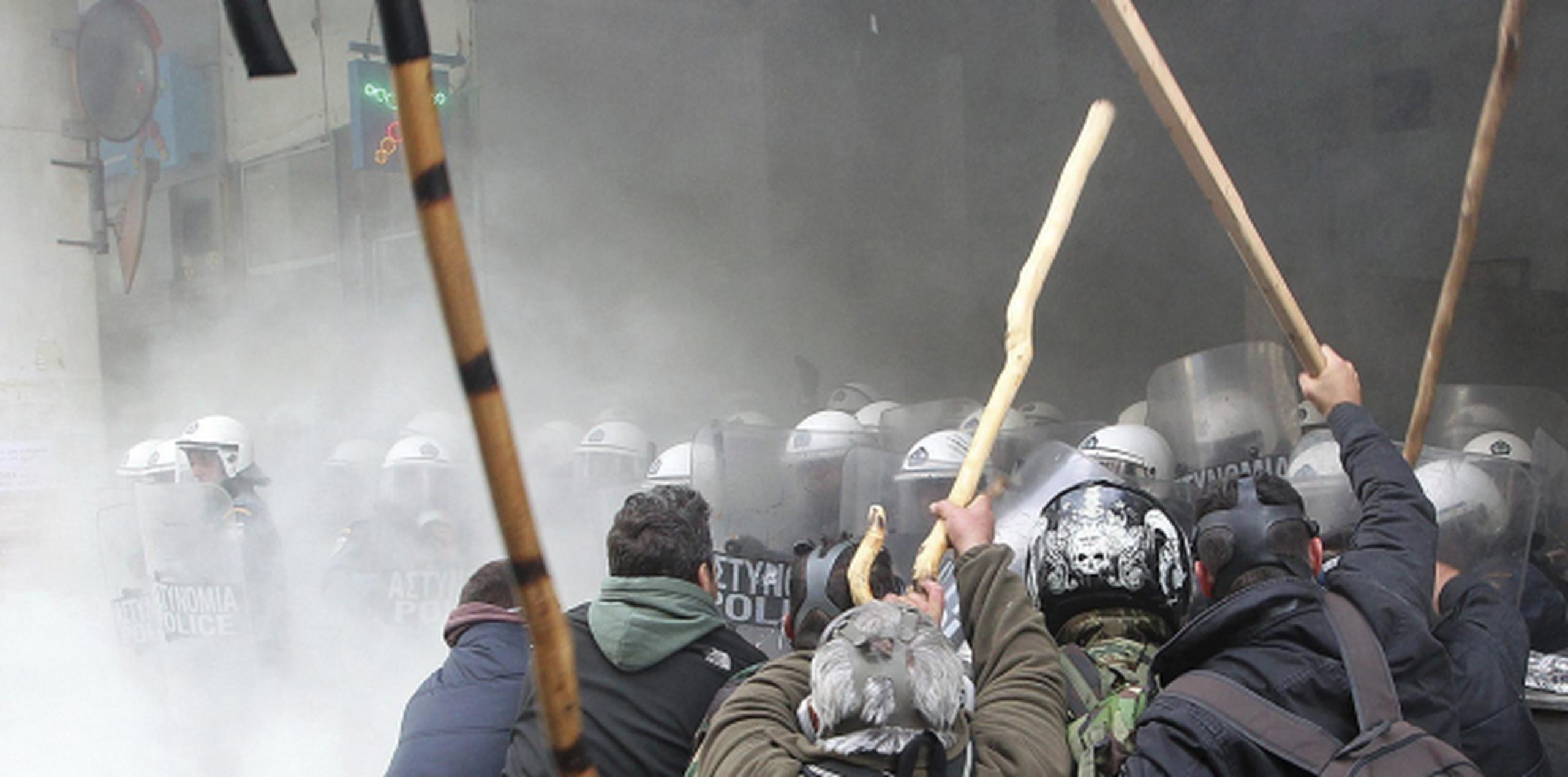 A palo limpio se enfrentaron los manifestantes contra la policía que custodiaba la sede del Ministerio de Agricultura. (EFE/Pantelis Saitas)
