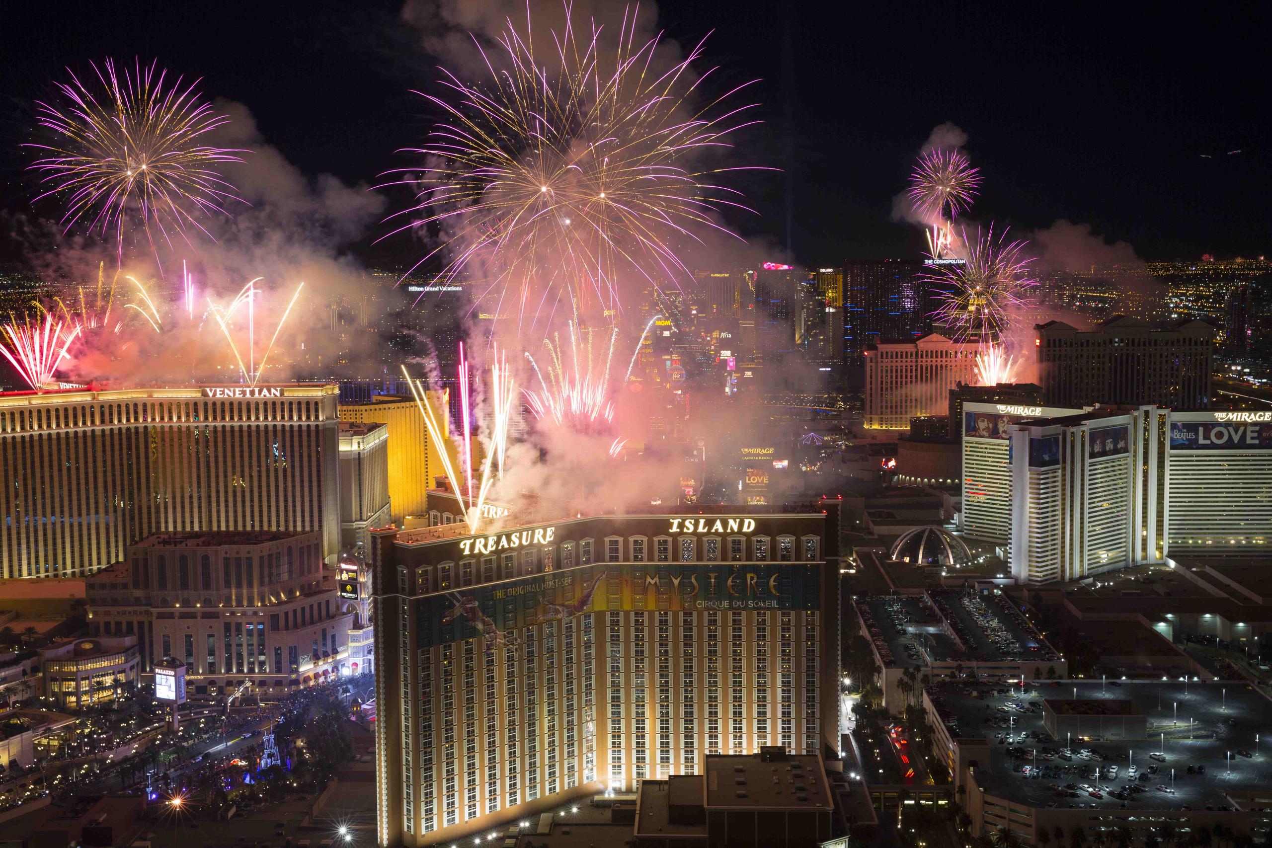 En la imagen, fuegos artificiales lanzados desde lo alto de los hoteles casino del Strip de Las Vegas festejan la llegada del 2018. (Richard Brian/Las Vegas Review-Journal via AP)

