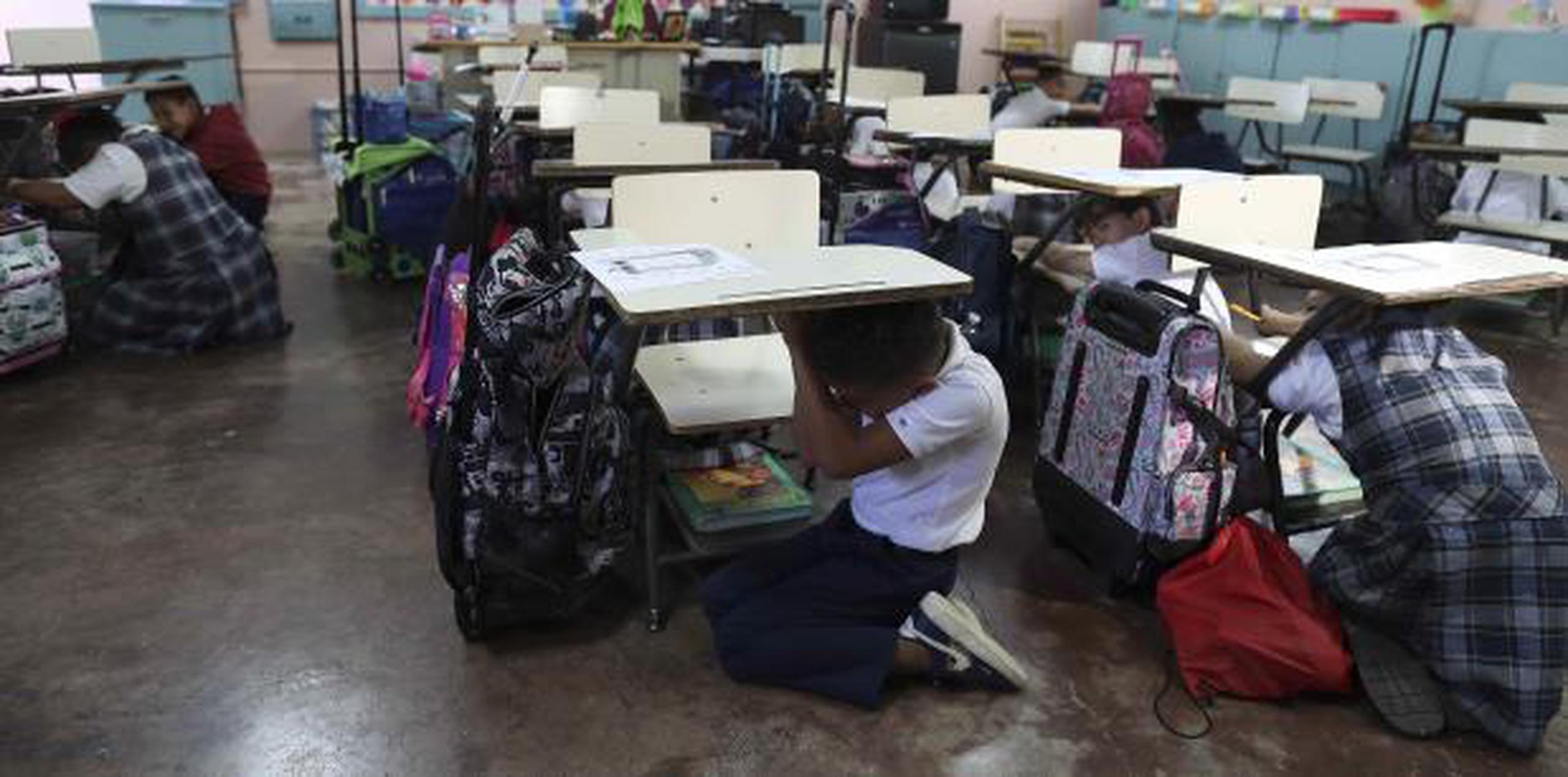 Los estudiantes de la escuela elemental Luz Eneida Colón, en San Juan, practicaron cómo reaccionar en caso de un terremoto. (vanessa.serra@gfrmedia.com)