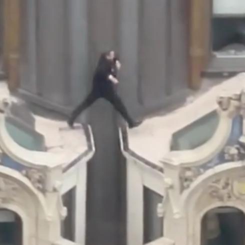 Impactante vídeo: hombre brinca de techo en techo en un edificio en Nueva York