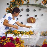 Mexicanos de Oaxaca iluminan con velas y altares el camino para reencontrarse con sus muertos