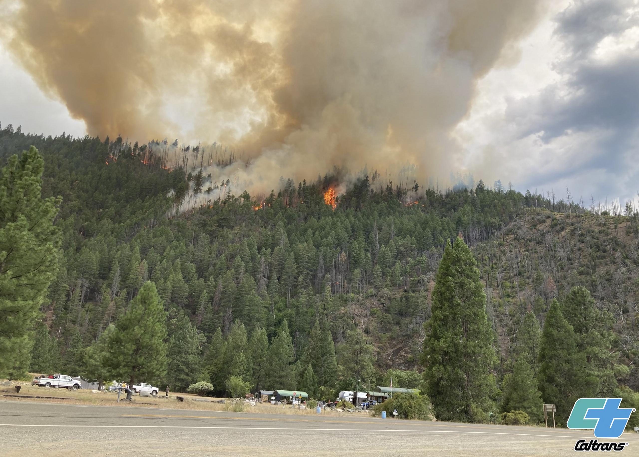 Columnas de humo salen del incendio Head en el Bosque Nacional Klamath, en California.