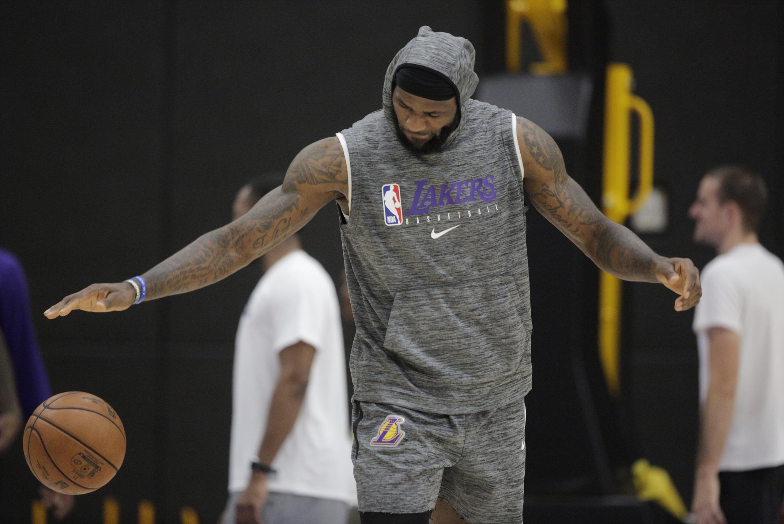 Un pensativo LeBron James maneja el balón durante la práctica de los Lakers el jueves.