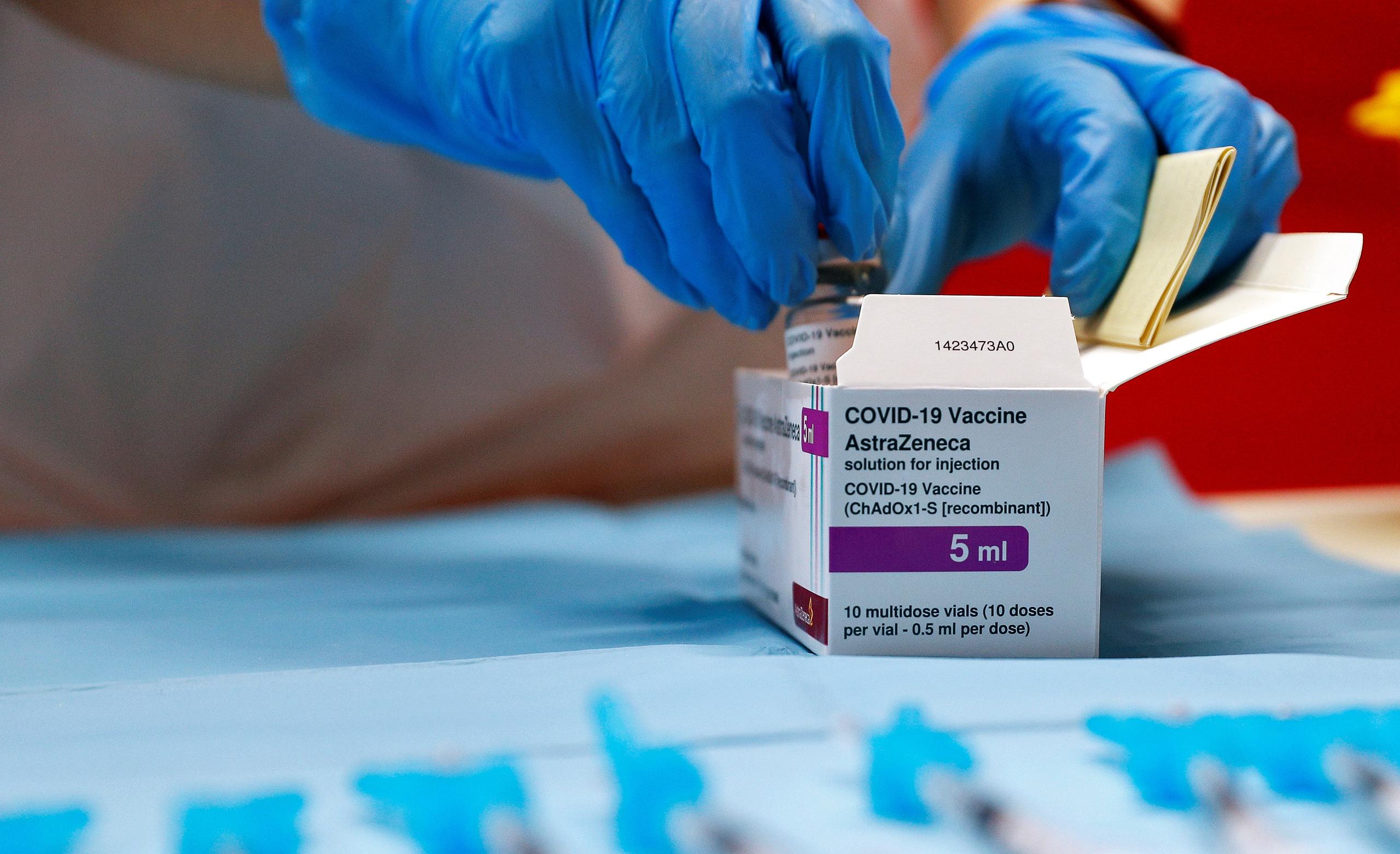 Personal médico abre una caja con los viales de la vacuna de la farmacéutica Astrazeneca.