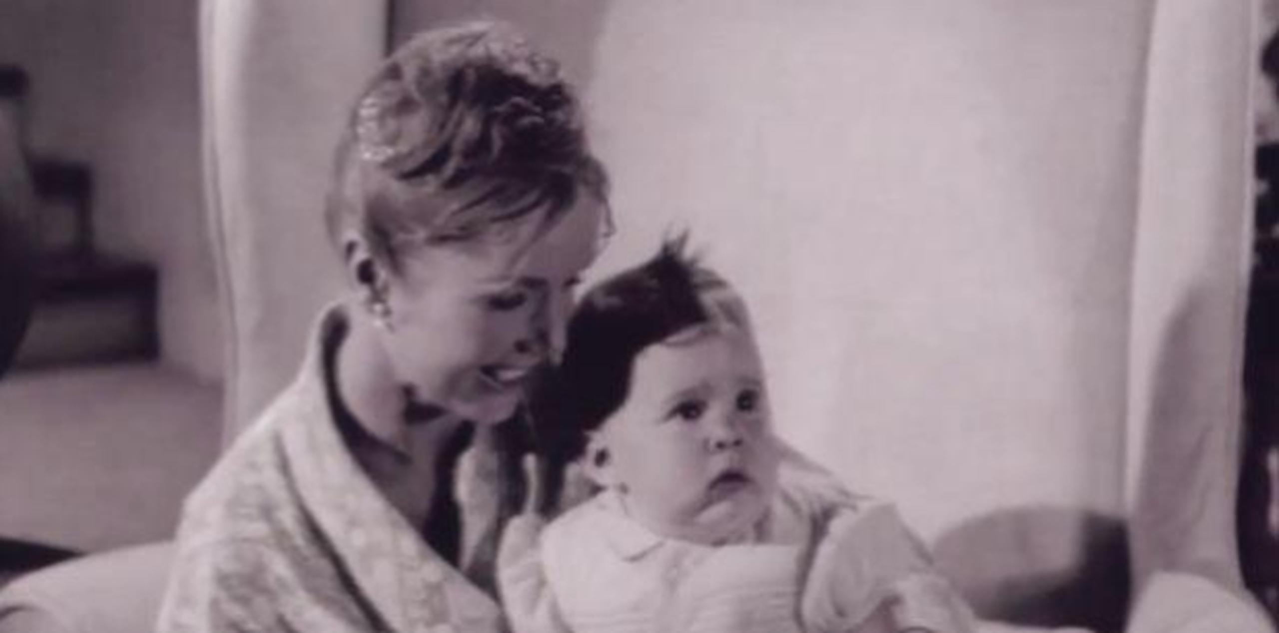 Una joven Debbie Reynolds con la pequeña Carrie Fisher.