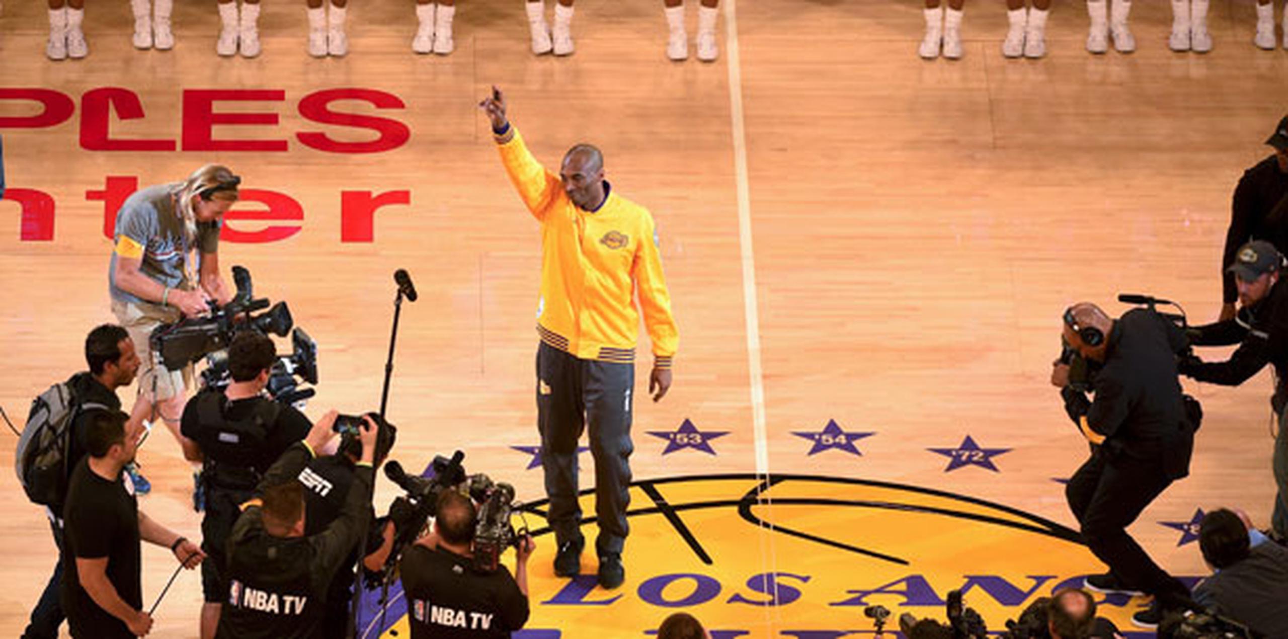 Bryant se retira como el líder en puntos anotados de los Lakers, el tercer mejor anotador en la historia de la NBA, el jugador más joven en la historia de la NBA en rebasar los 30,000 puntos y ganador de cinco títulos nacionales. (AP Photo/Mark J. Terrill)
