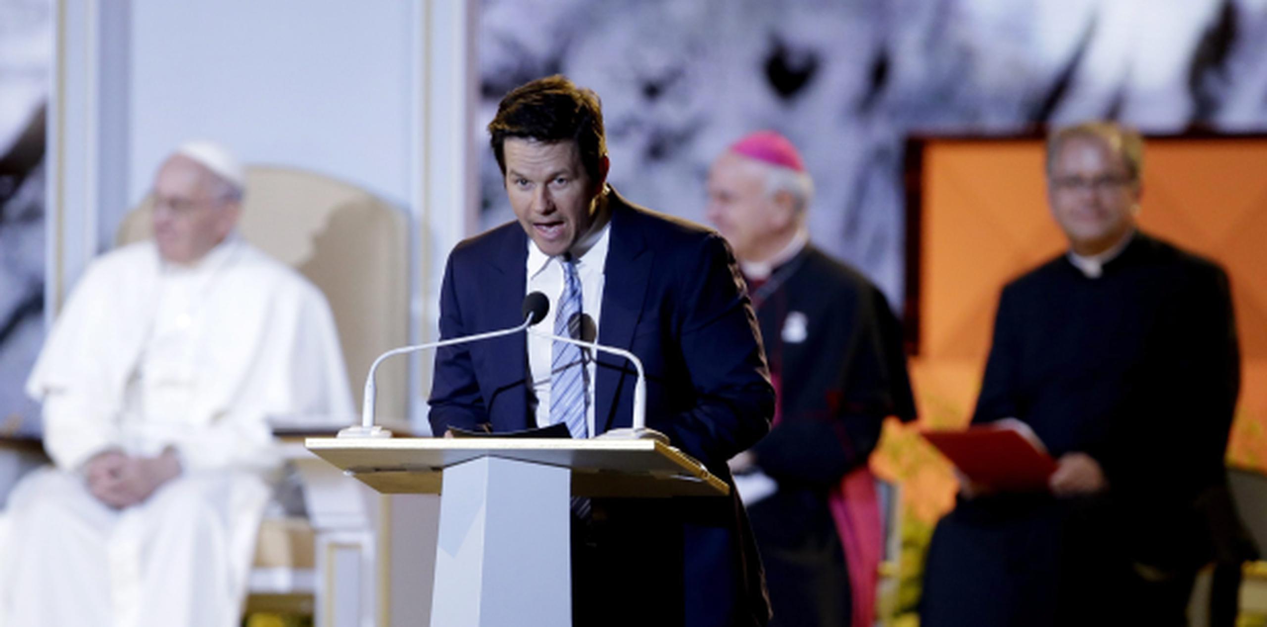 Wahlberg fungió de presentador durante el Encuentro Mundial de Familias que encabezó el papa Francisco, a la izquierda. (EFE)